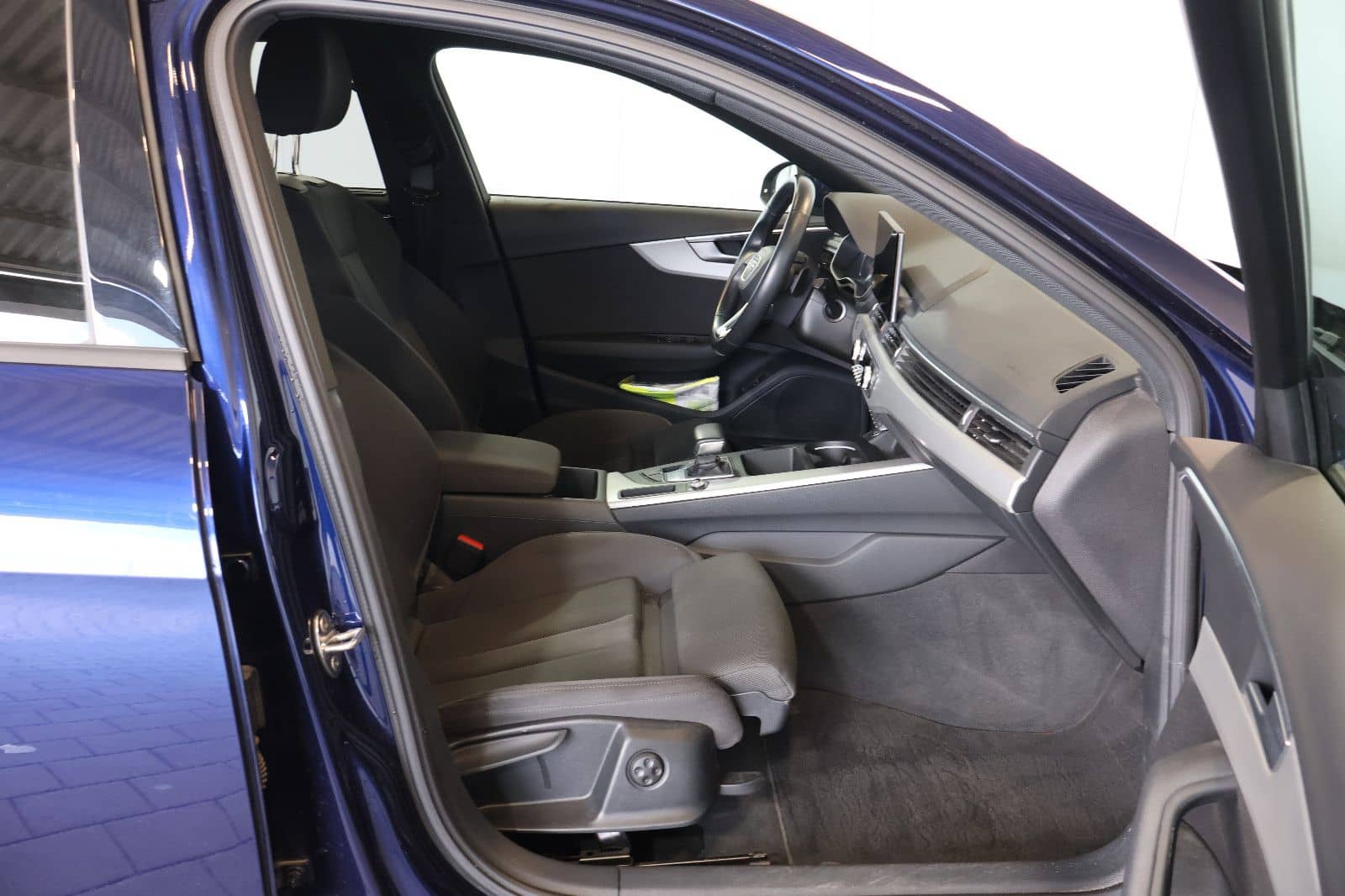 Audi A4 35 TDI NAVI+LANE+LED+AMBIENT+ALU+AHK foto 14