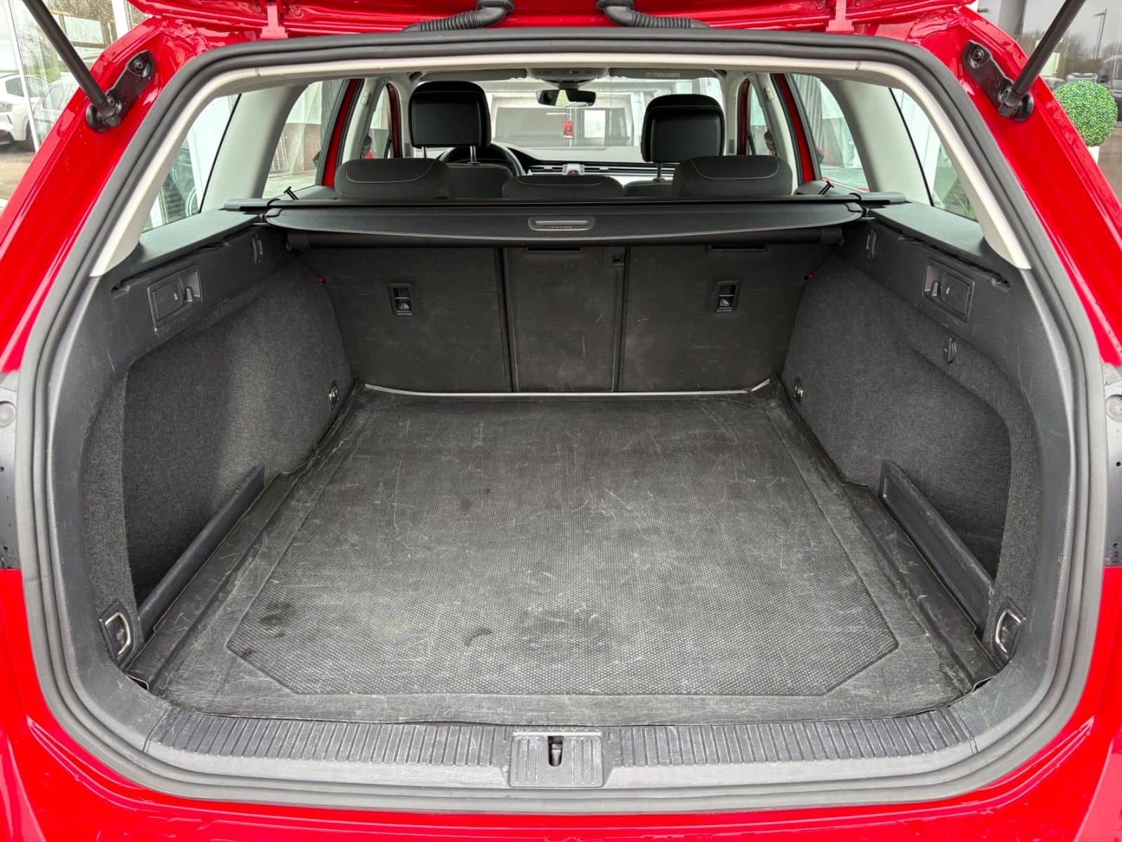 Volkswagen Passat Variant 2.0 TDI Business LED ACC NAVI foto 9