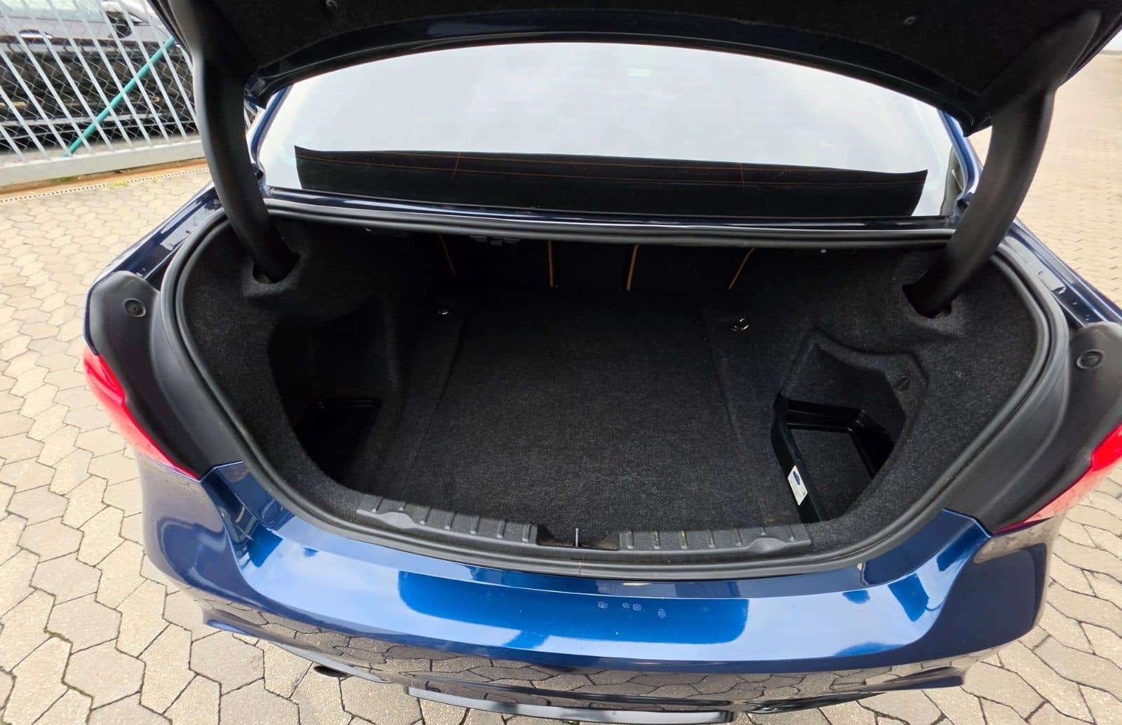 BMW 320i xDrive M Sport*Carbon*LED*Alcantara Dachhim foto 17