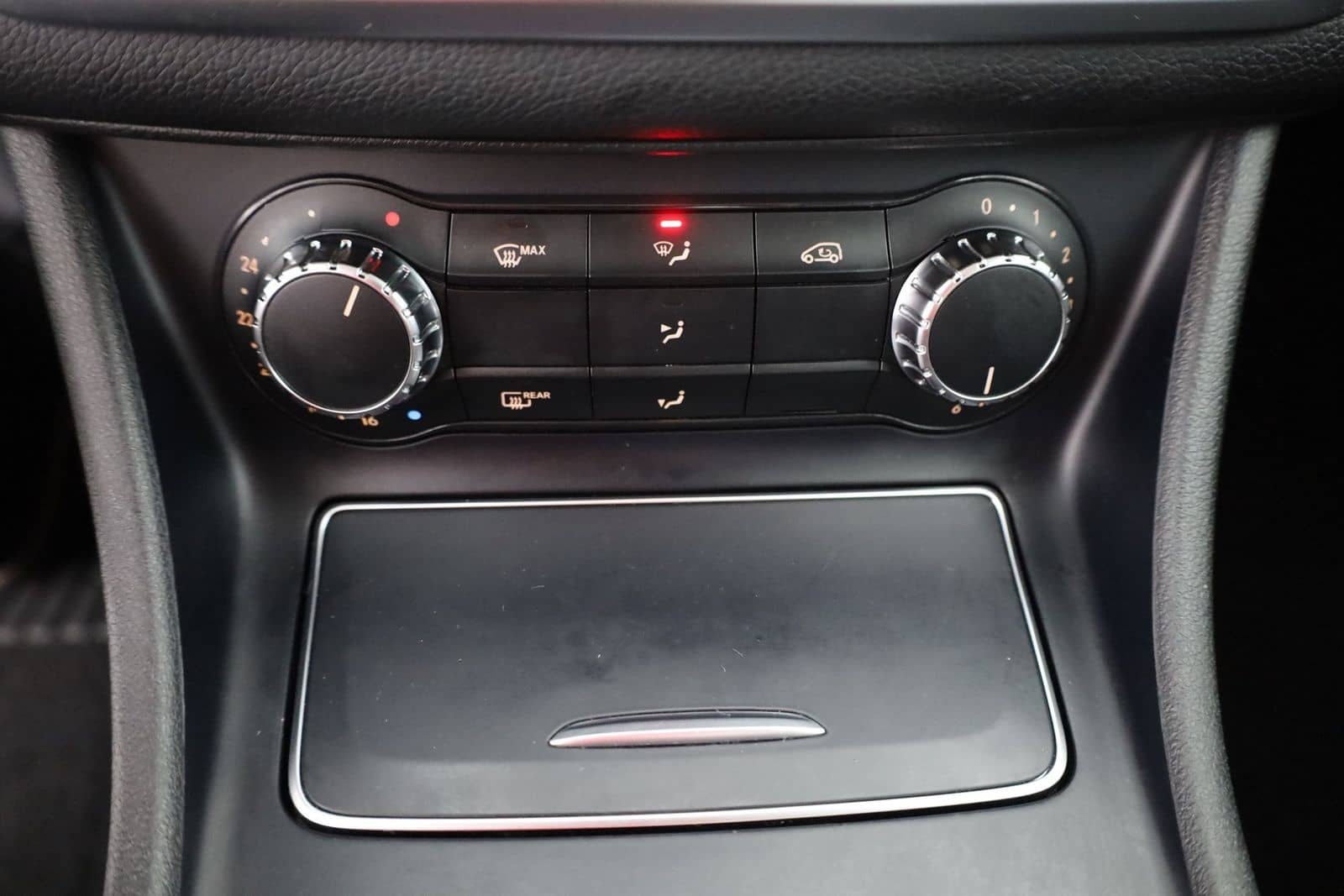 Mercedes-Benz GLA 180 LED Navi Sitzheizung Teilleder PDC ACC foto 13