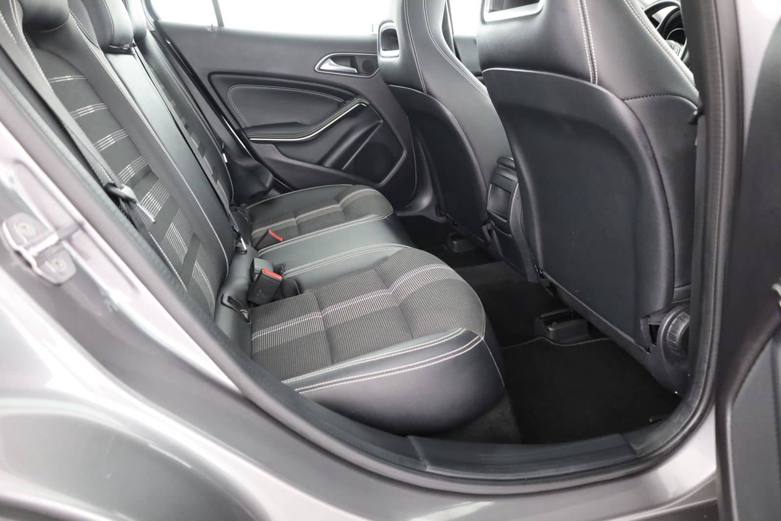 Mercedes-Benz GLA 180 LED Navi Sitzheizung Teilleder PDC ACC foto 25