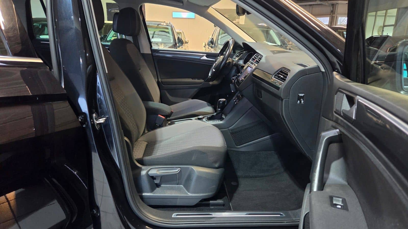 Volkswagen Tiguan 2.0TDI-4X4-AUTOM+AHK+KLIMAUTOM+NAV+1HAND foto 17