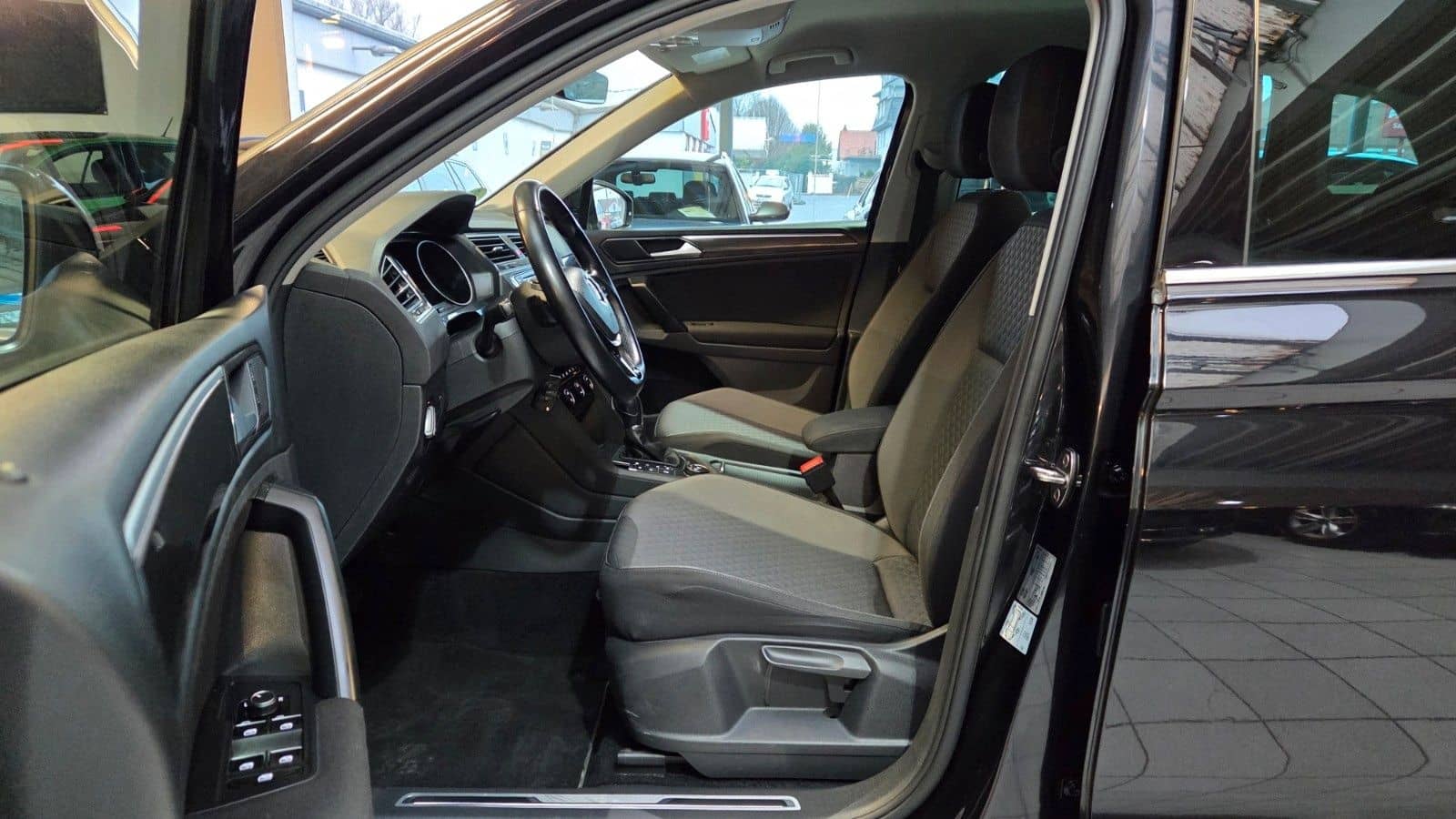 Volkswagen Tiguan 2.0TDI-4X4-AUTOM+AHK+KLIMAUTOM+NAV+1HAND foto 20