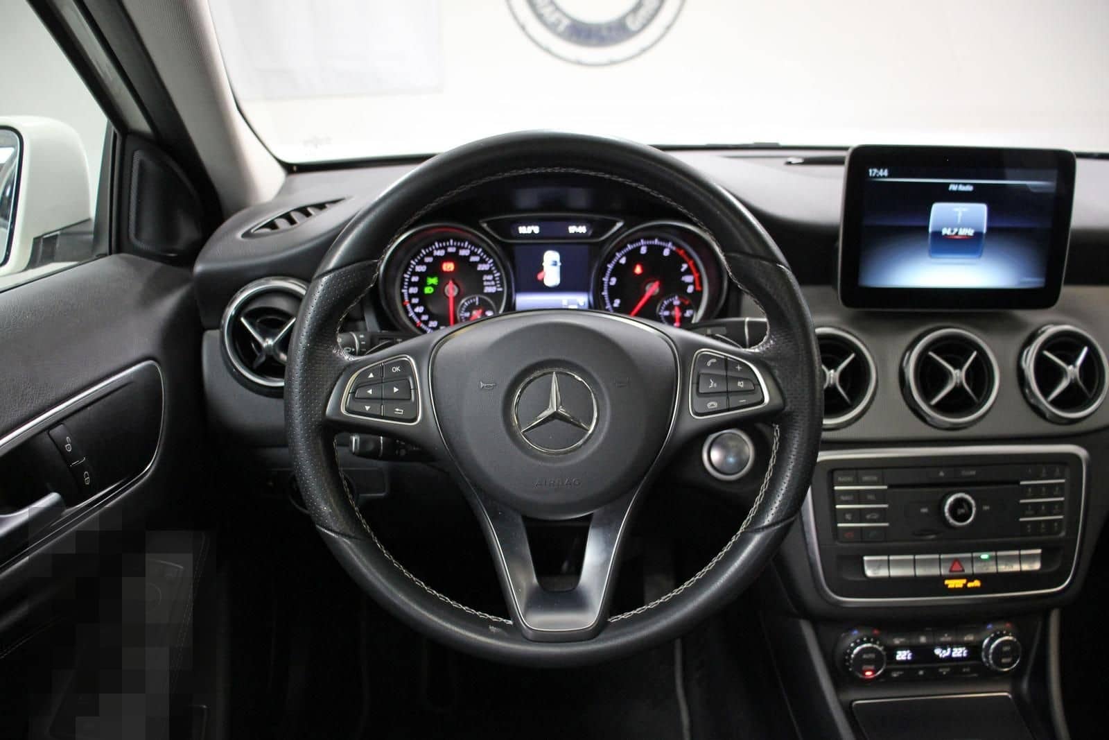 Mercedes-Benz GLA 200 Aut. PANO NAVI AHK TOTWINK. LED SHZ 2.HD foto 15