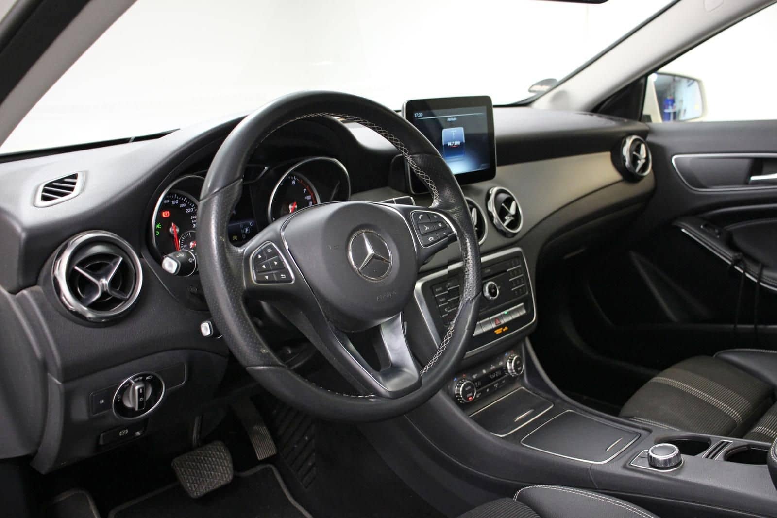 Mercedes-Benz GLA 200 Aut. PANO NAVI AHK TOTWINK. LED SHZ 2.HD foto 7