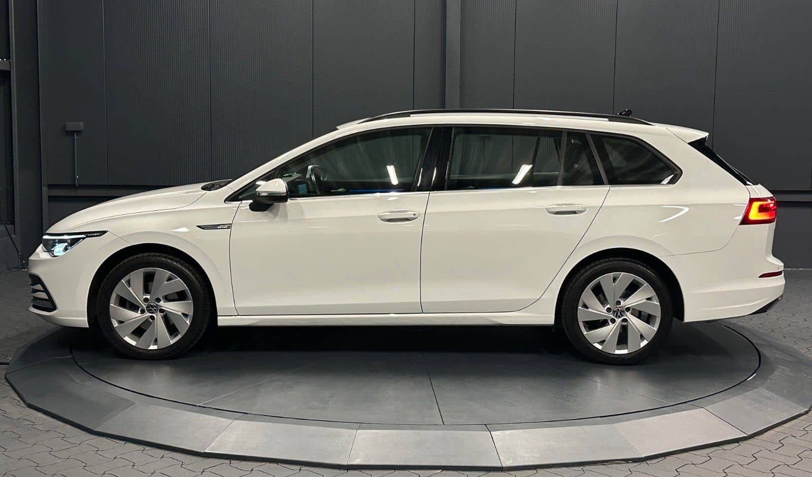 Volkswagen Golf Variant 1.5 eTSI Style *Standhzg*AHK*H&K*IQ foto 4