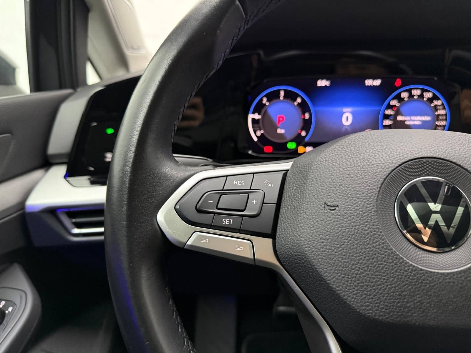 Volkswagen Golf Life 2,0 TDI STHZ Keyless ACC Navi LED  foto 25