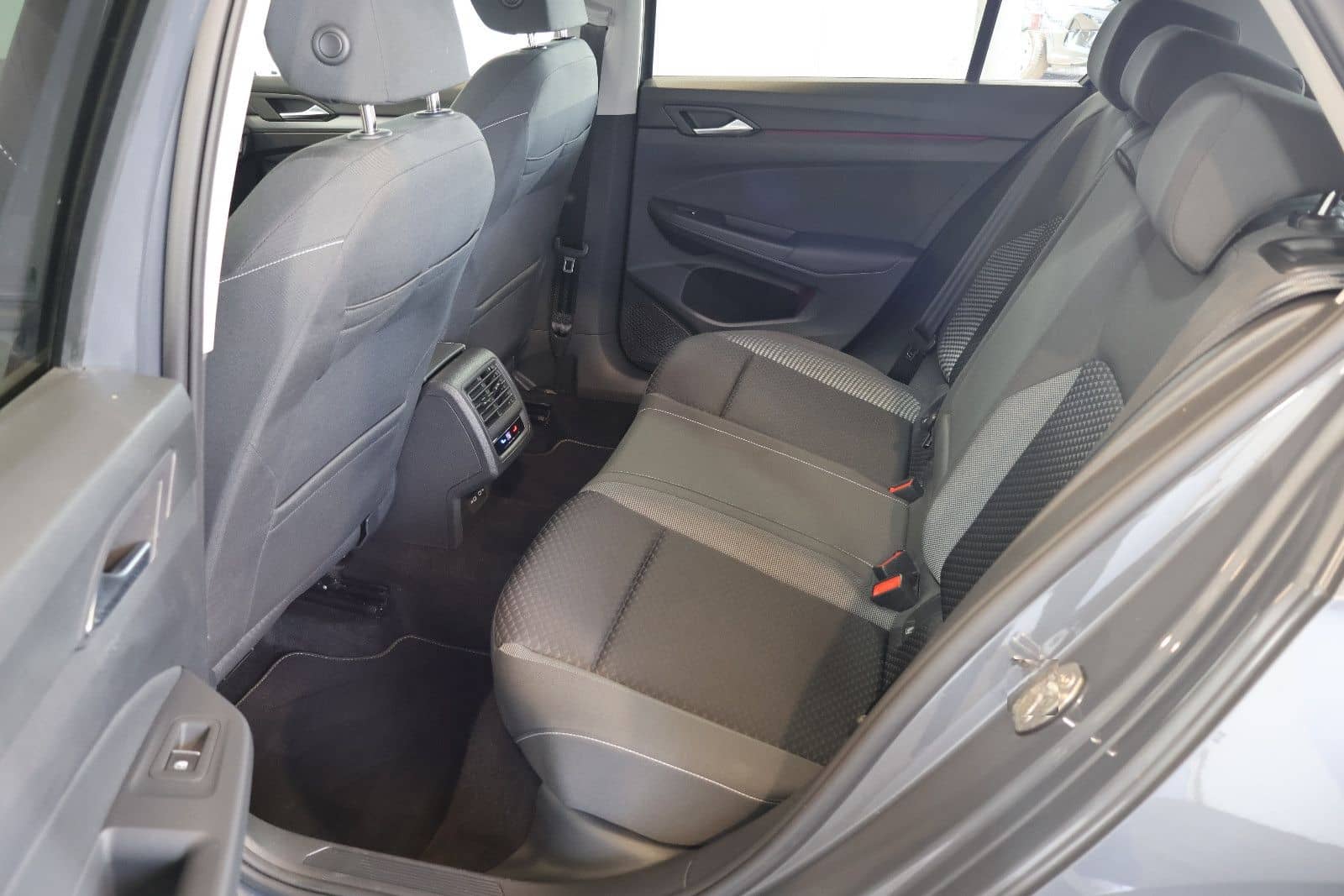 Volkswagen Golf VIII 2.0 TDI Active AID+ACC+KAM+LED+AHK foto 13