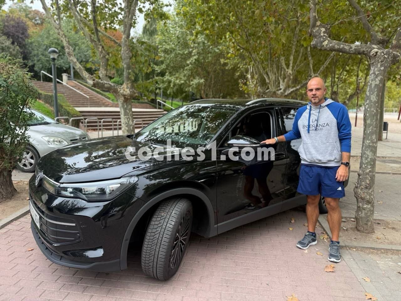 Cliente junto a su Volkswagen Tiguan negro importado desde Alemania y entregado en España
