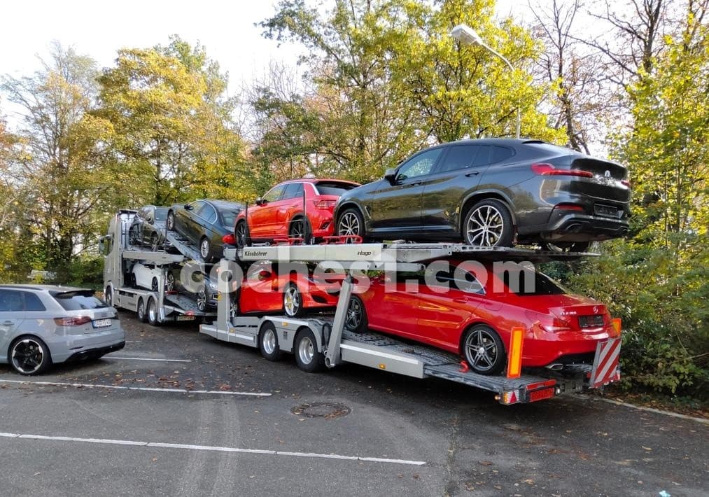Mercedes CLA cargado en portacoches para transporte desde Alemania