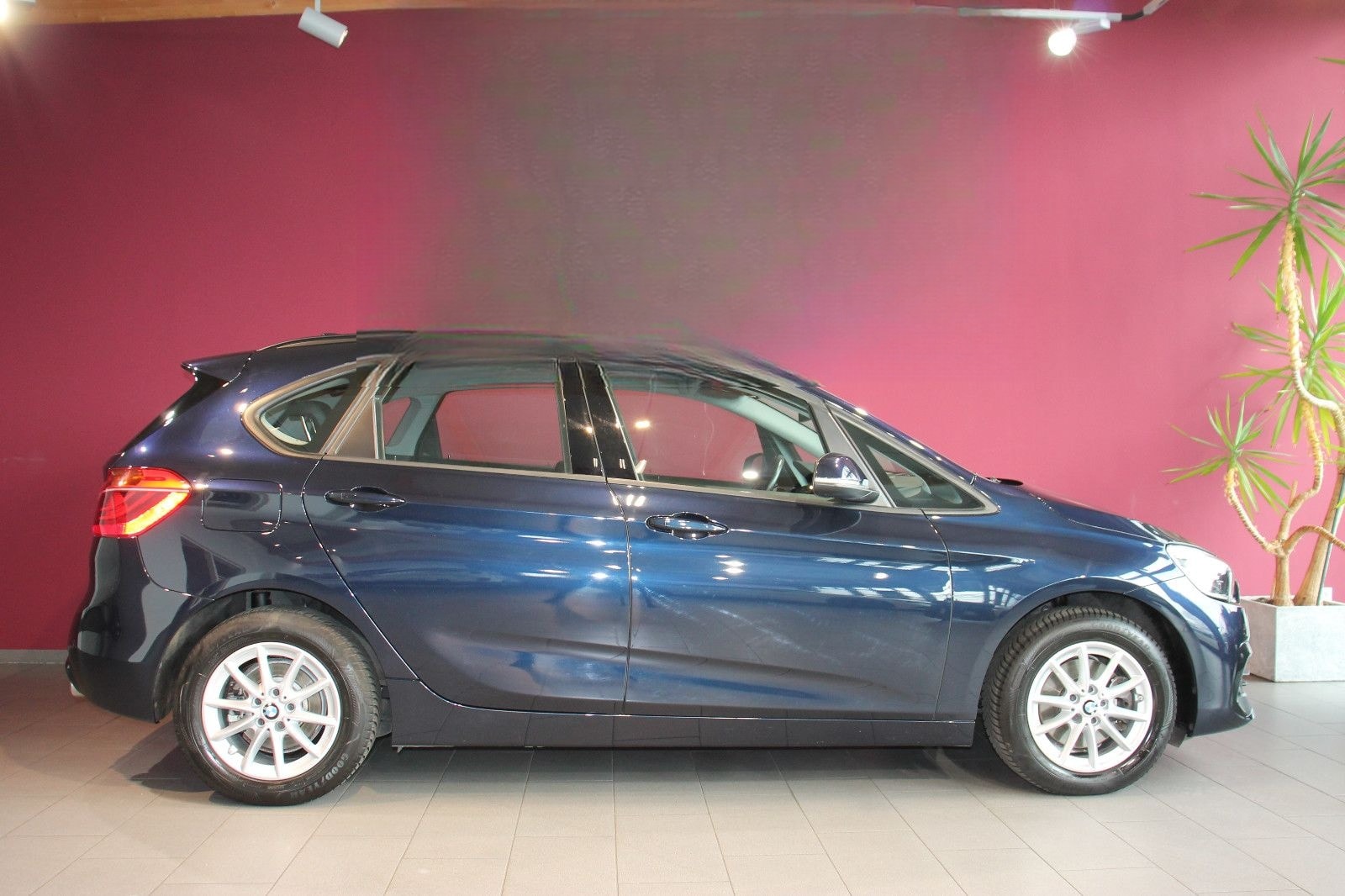 BMW 220 Active Tourer Navi LED AHK Leder Pano foto 7