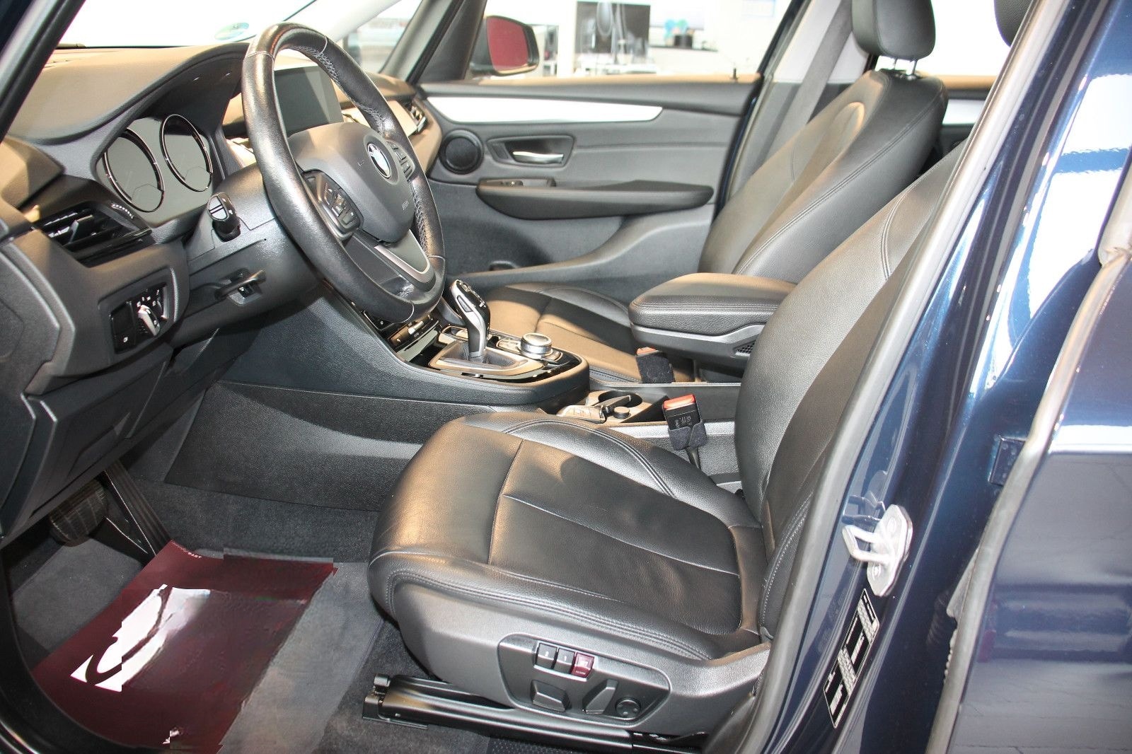 BMW 220 Active Tourer Navi LED AHK Leder Pano foto 8