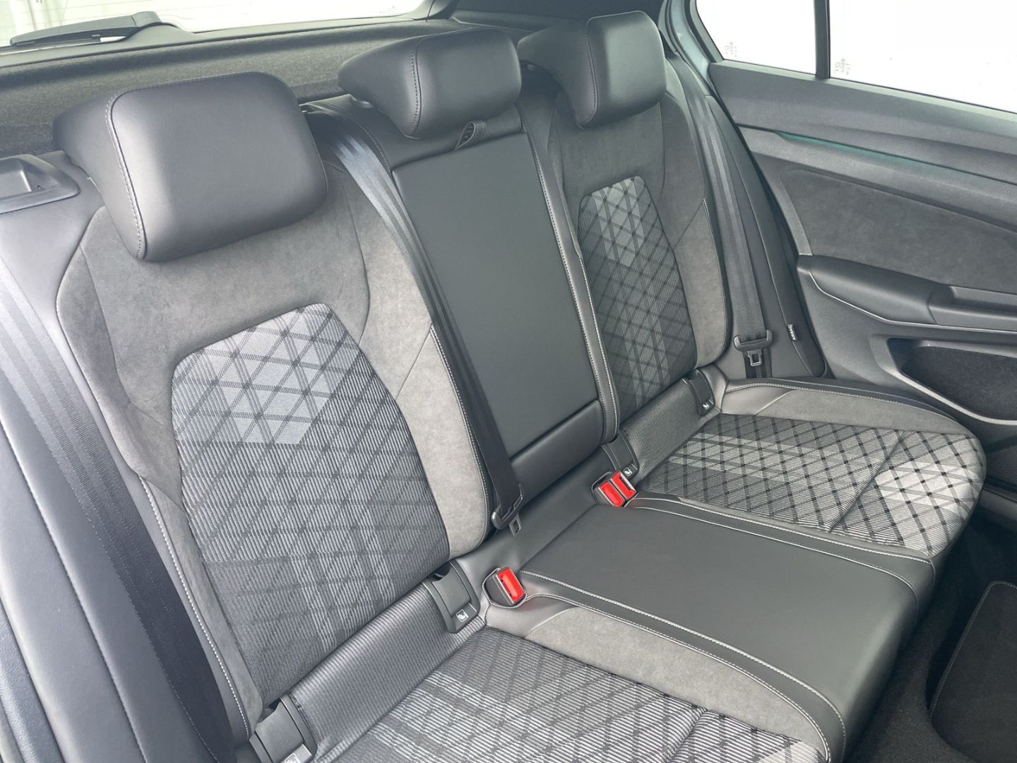 Volkswagen Golf VIII 1.5 eTSI DSG R-Line AHK/360°Kamera/HUD foto 24