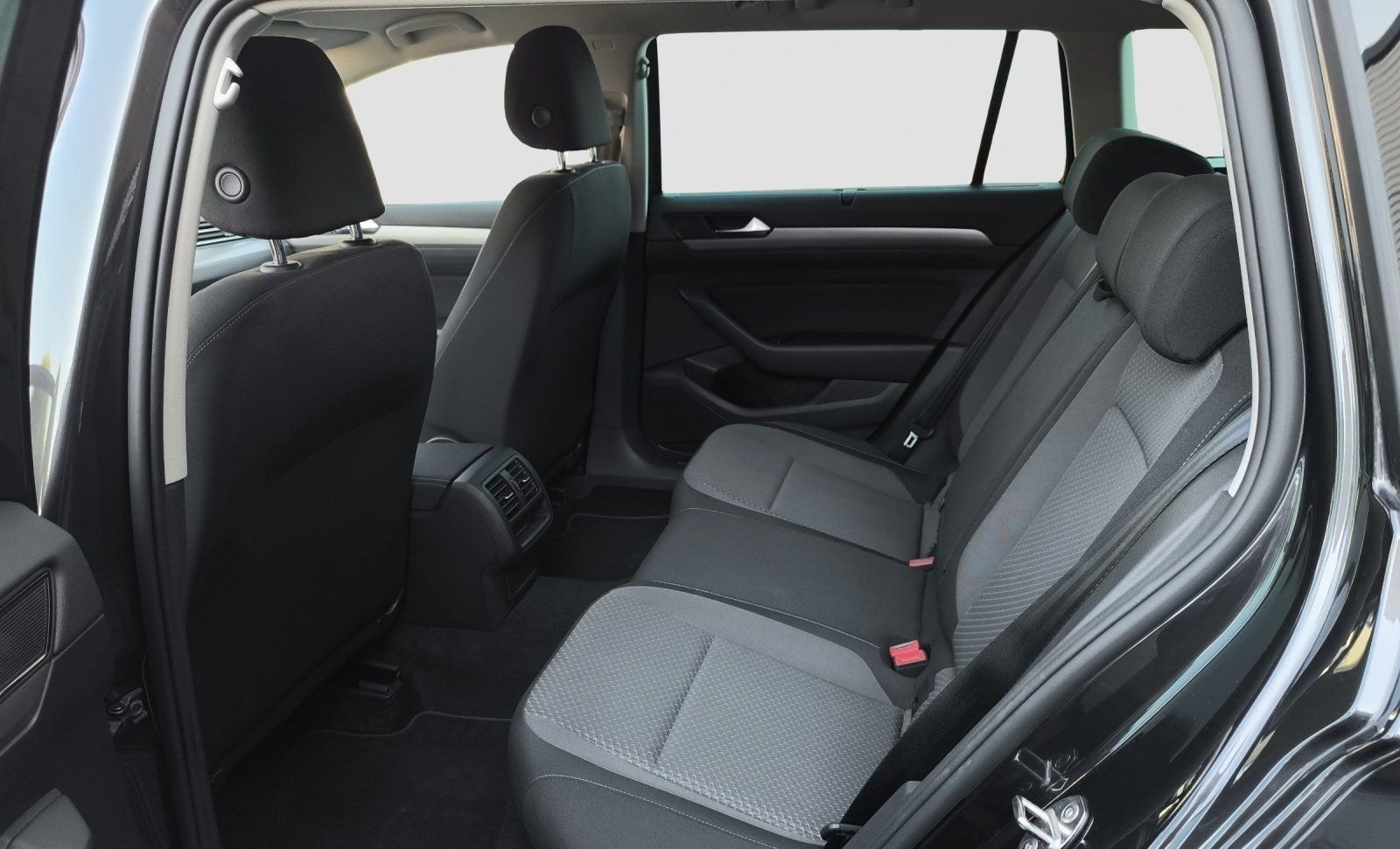 Volkswagen Passat Variant 1.5 TSI ACC LED NAVI foto 16