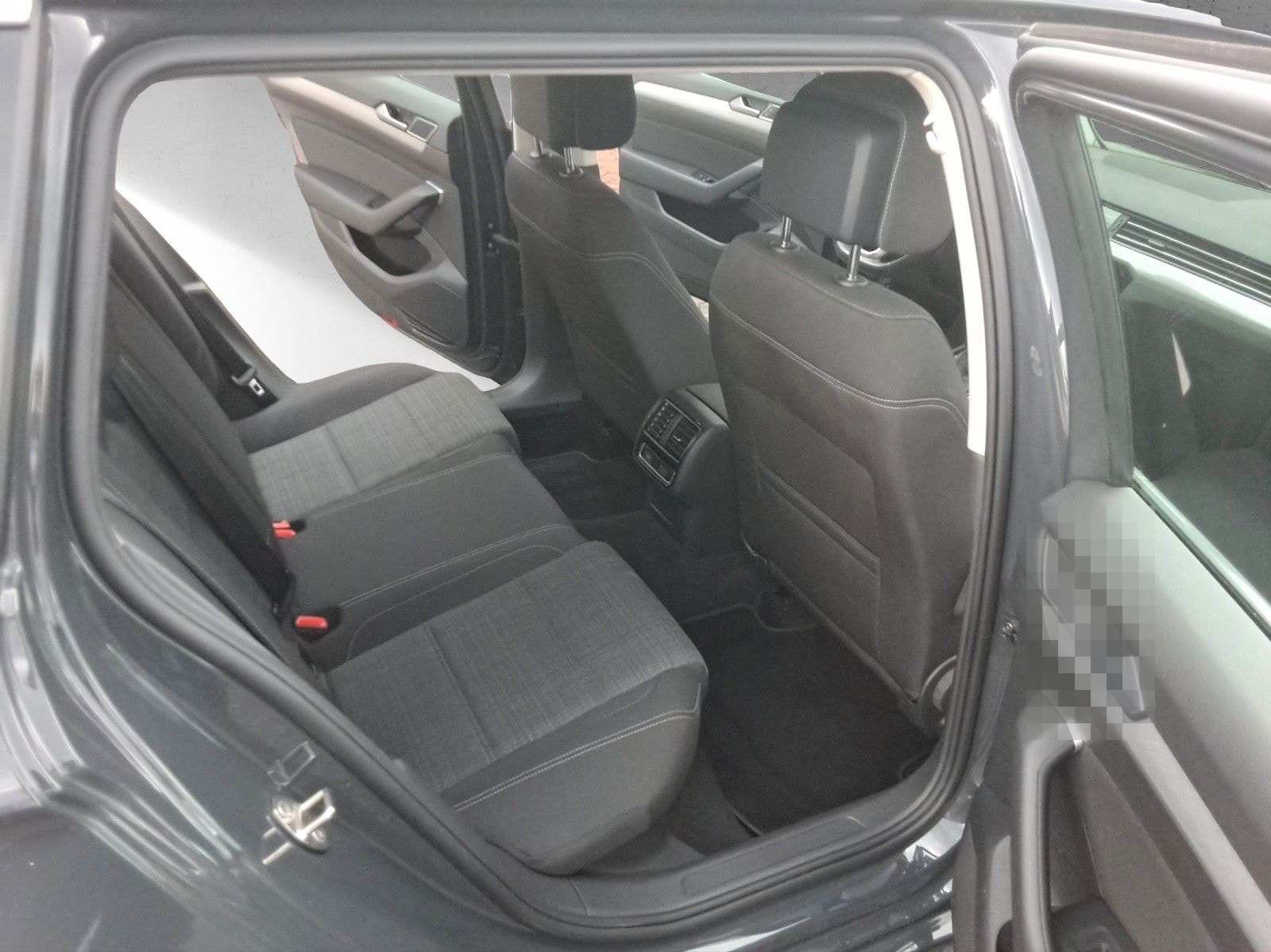 Volkswagen Passat Variant 2.0 TDI ACC,LED,Navi,DAB,APP,Ergo foto 14