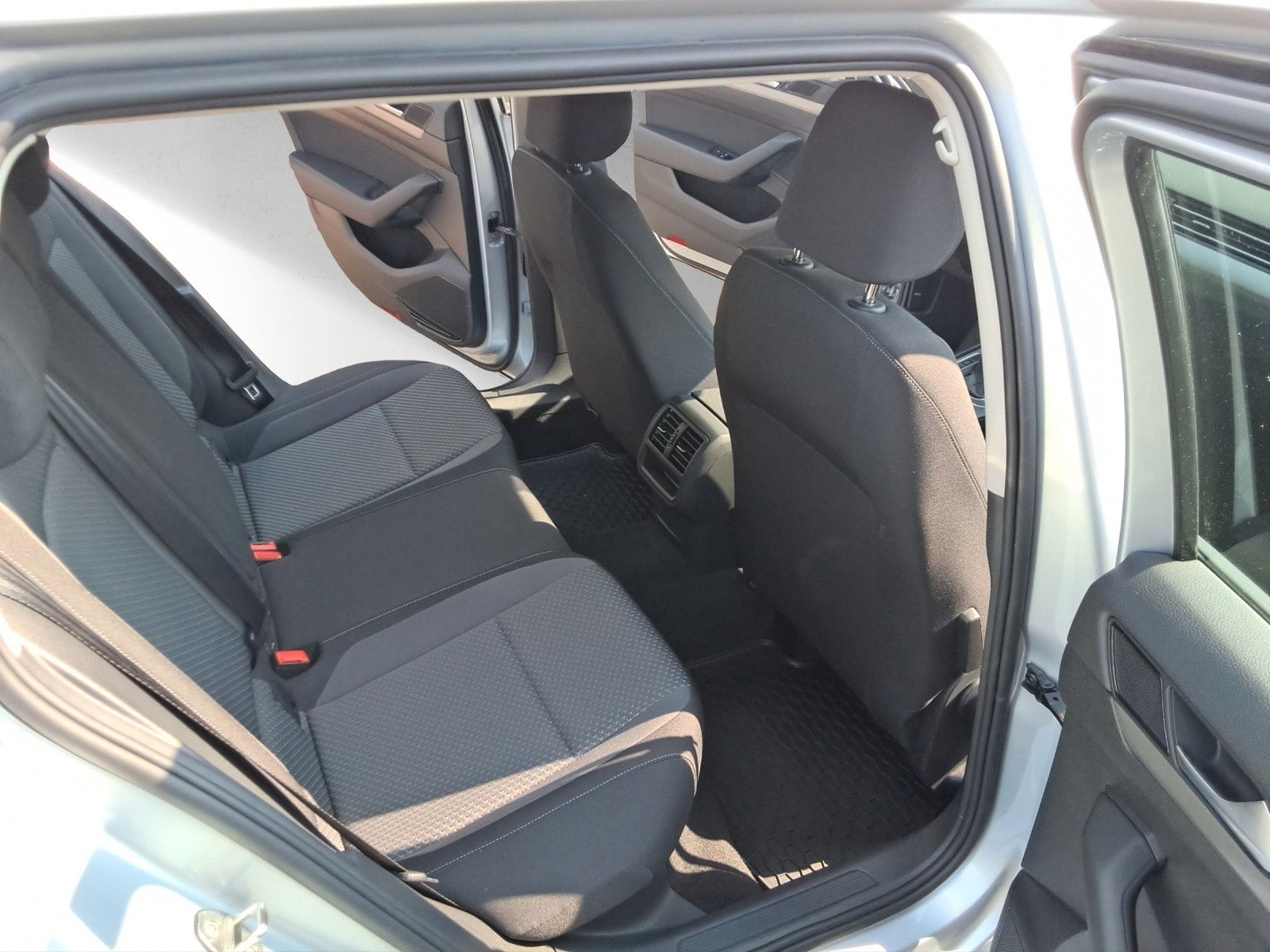 Volkswagen Passat Variant 2.0 TDI LED,ACC,Navi,APP,KAMERA foto 14