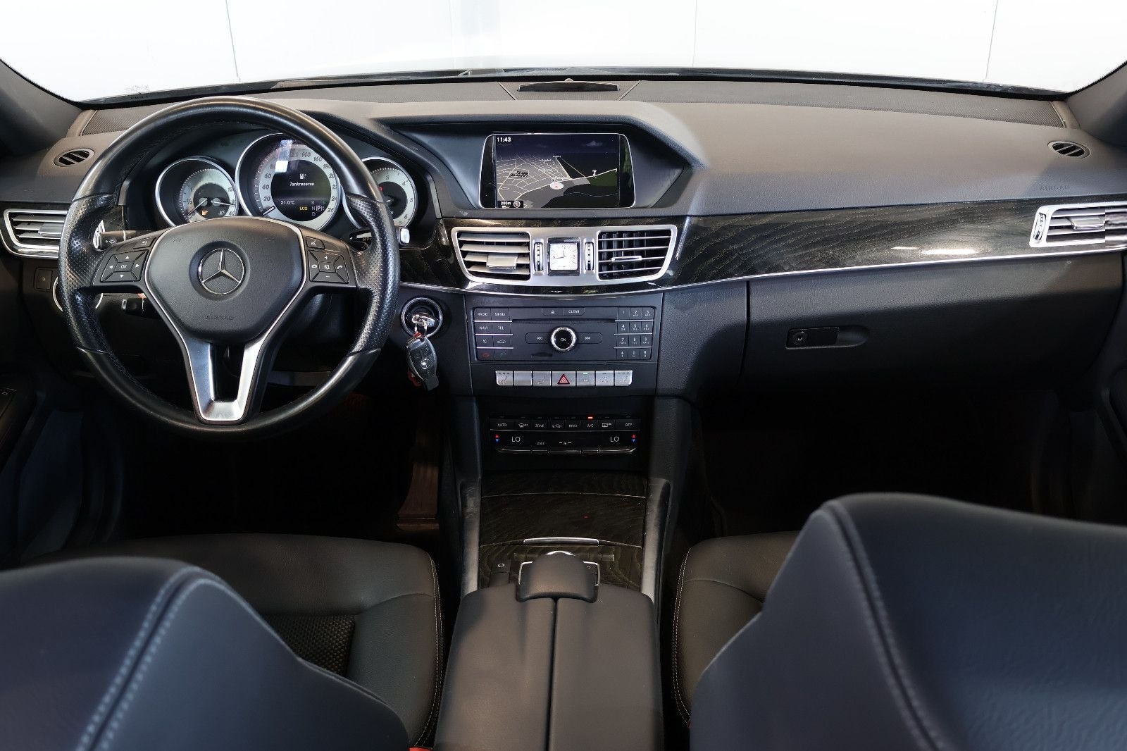 Mercedes-Benz E 220 4Matic Avantgarde COMAND+ILS+18"+AHK foto 7