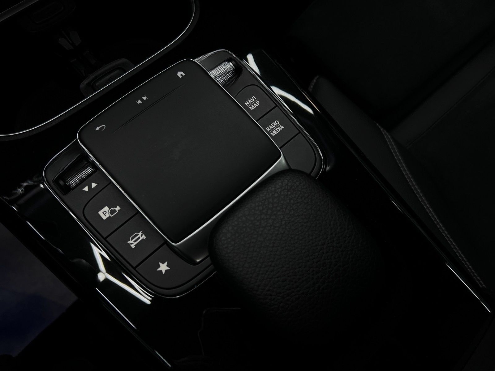 Mercedes-Benz A 250e 8G AMG NIGHT DESIGNO LED NAV+DAB KAM AMBT foto 17