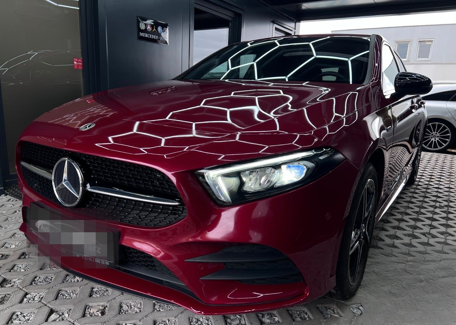 Mercedes-Benz A 250e 8G AMG NIGHT DESIGNO LED NAV+DAB KAM AMBT foto 3