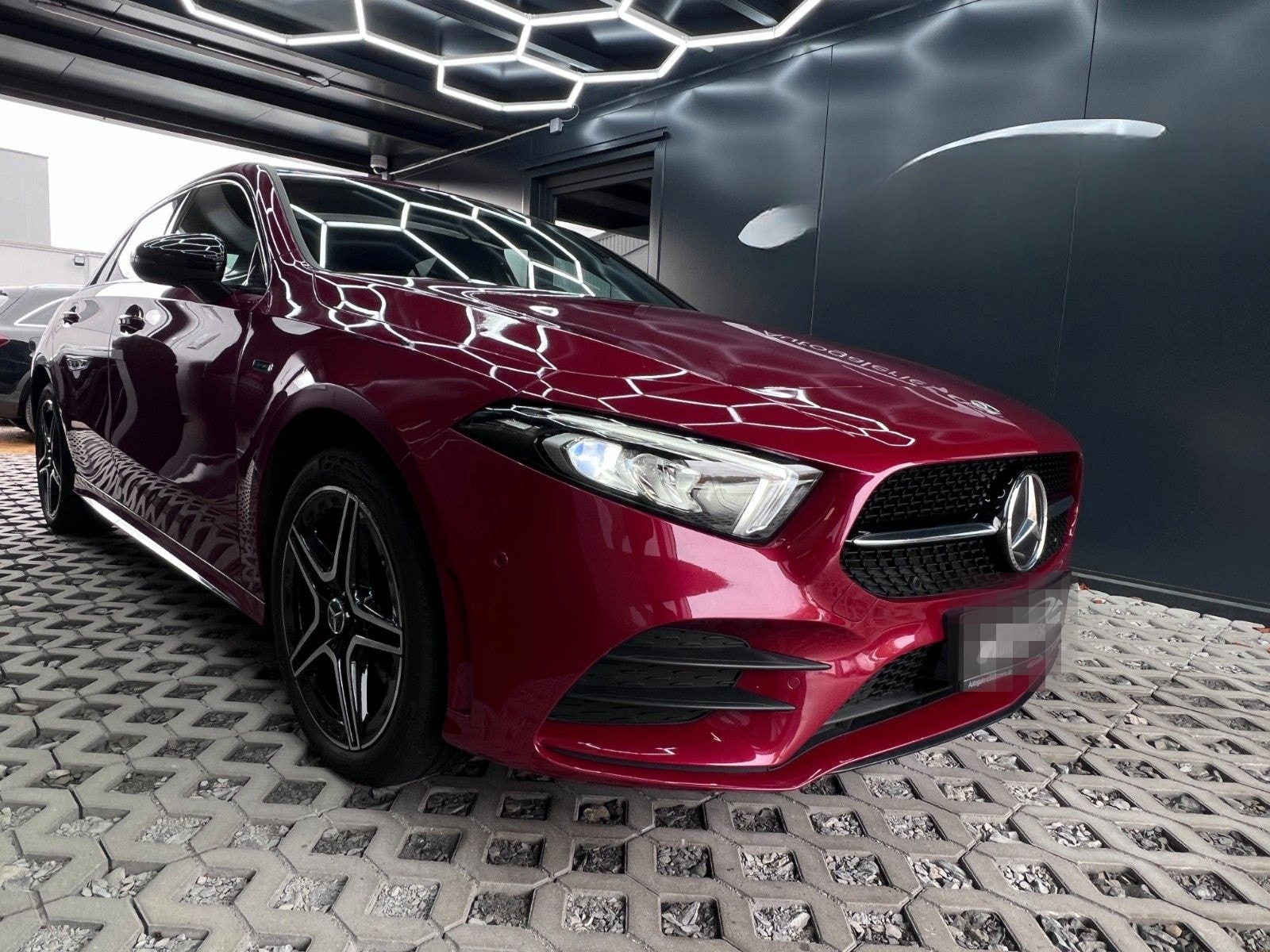 Mercedes-Benz A 250e 8G AMG NIGHT DESIGNO LED NAV+DAB KAM AMBT foto 5