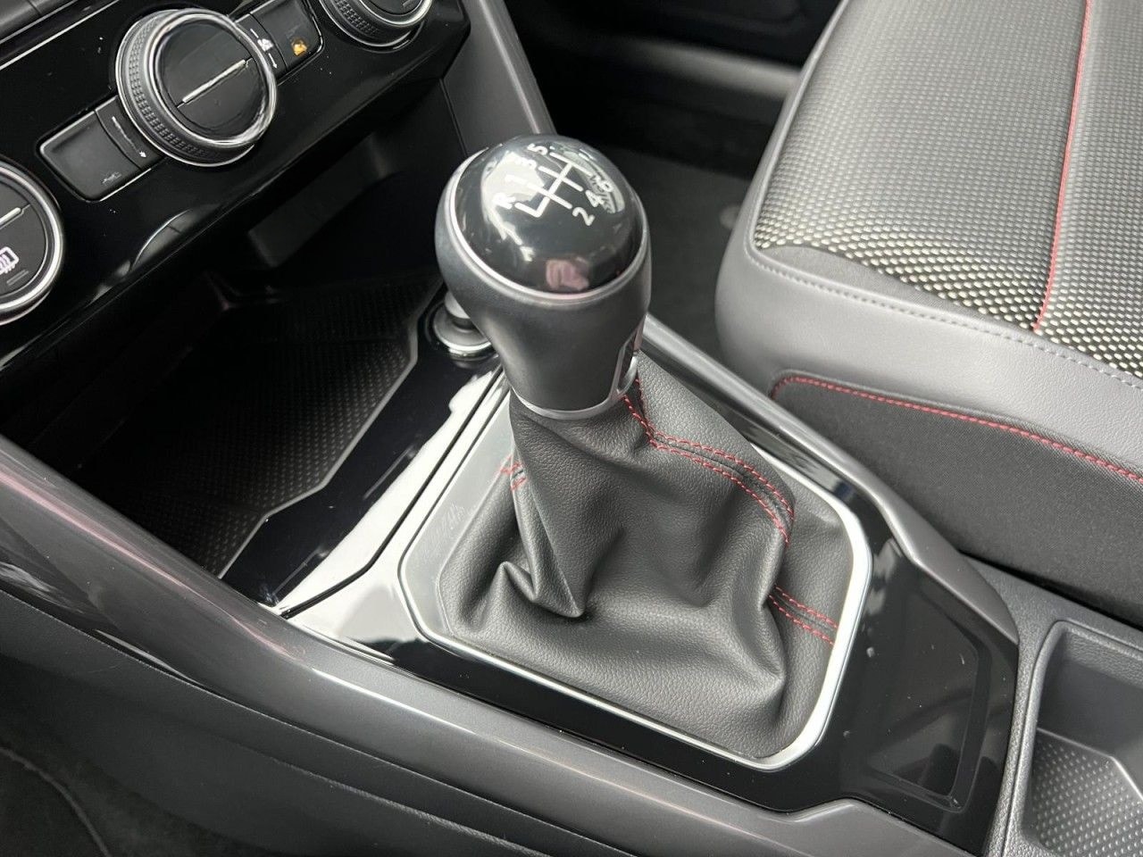 Volkswagen T-Roc 1.5 TSI Sport SHZ+PDC+KLIMA+LED+CARPLAY foto 15