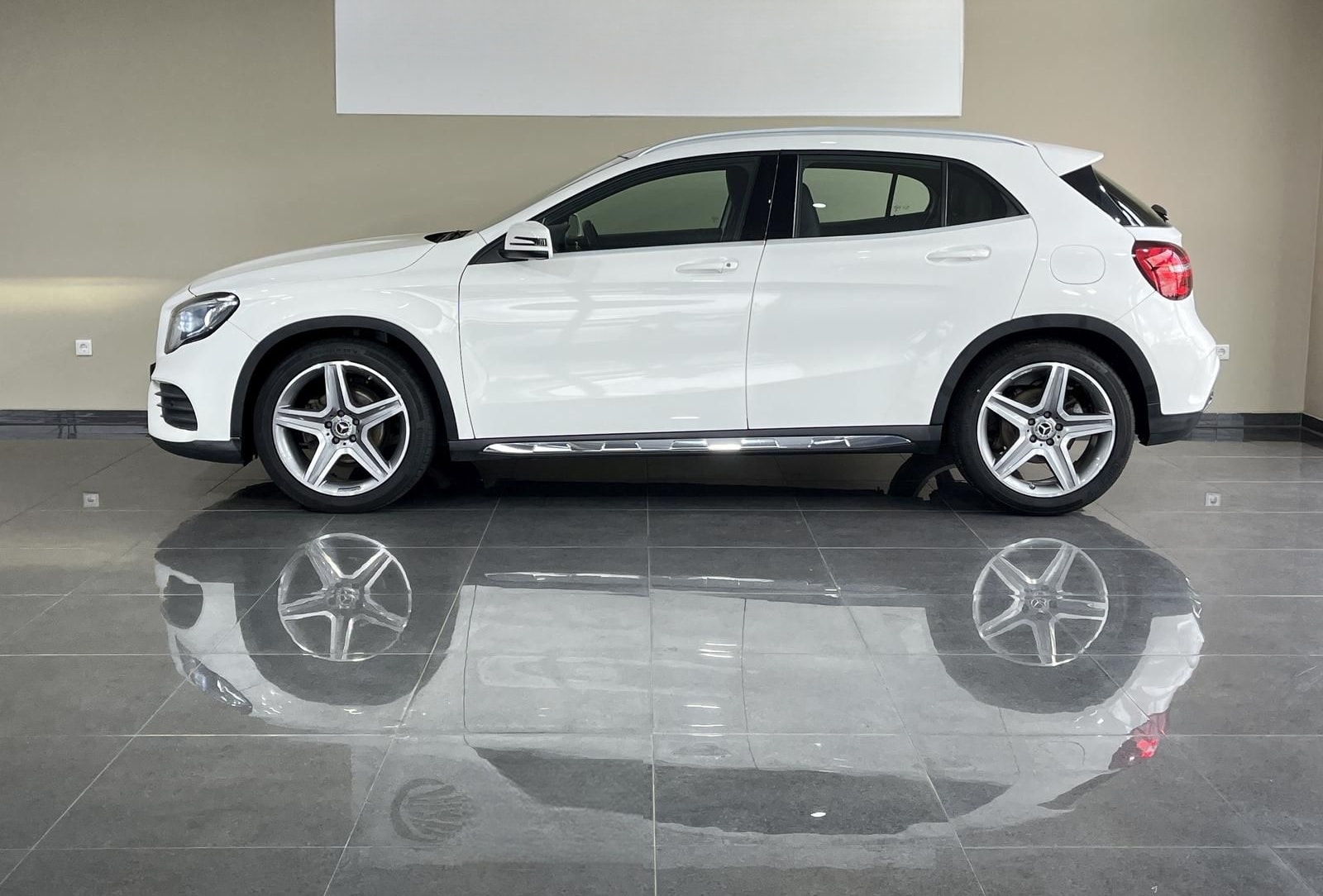 Mercedes-Benz GLA 180 Amg Line/P.dach/Alcantara/Navi/R.Kamera/ foto 1