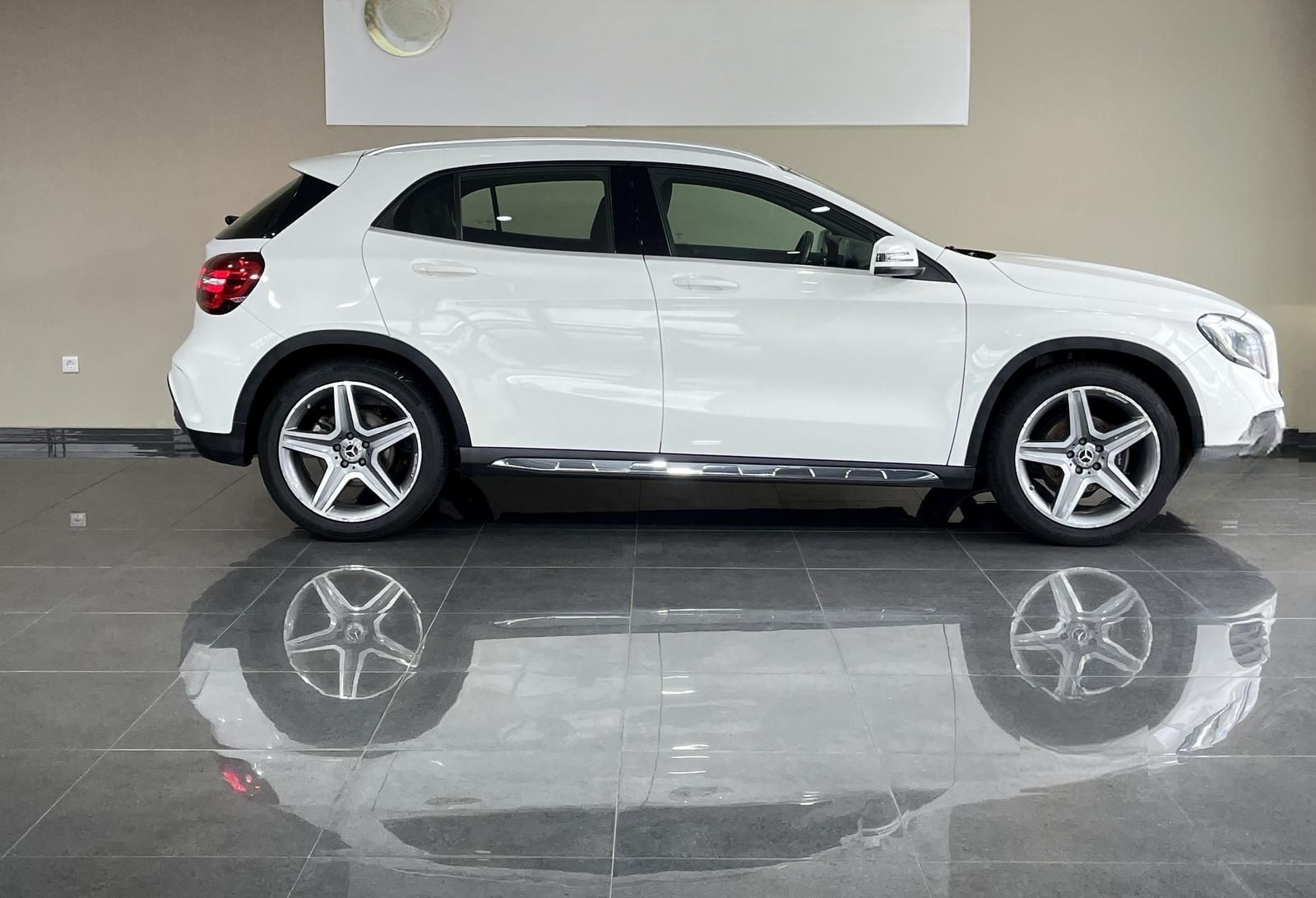 Mercedes-Benz GLA 180 Amg Line/P.dach/Alcantara/Navi/R.Kamera/ foto 2