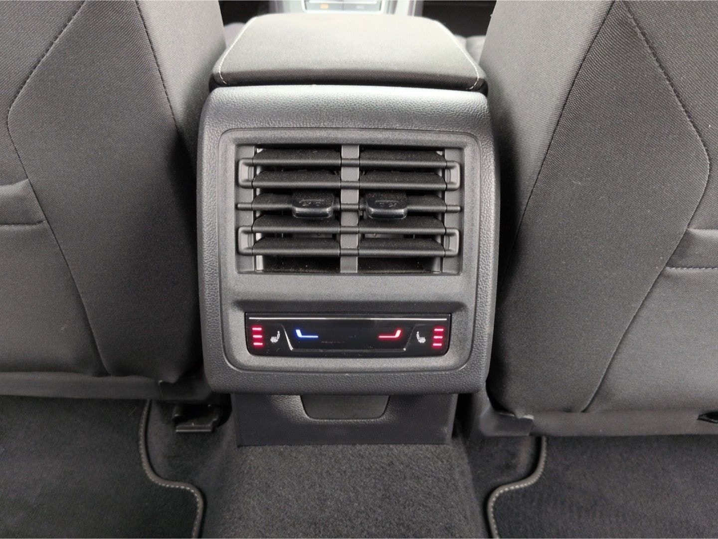 Volkswagen Golf VIII Life 2.0TDI*StndHzg ACC 4xSHZ Navi LED foto 11