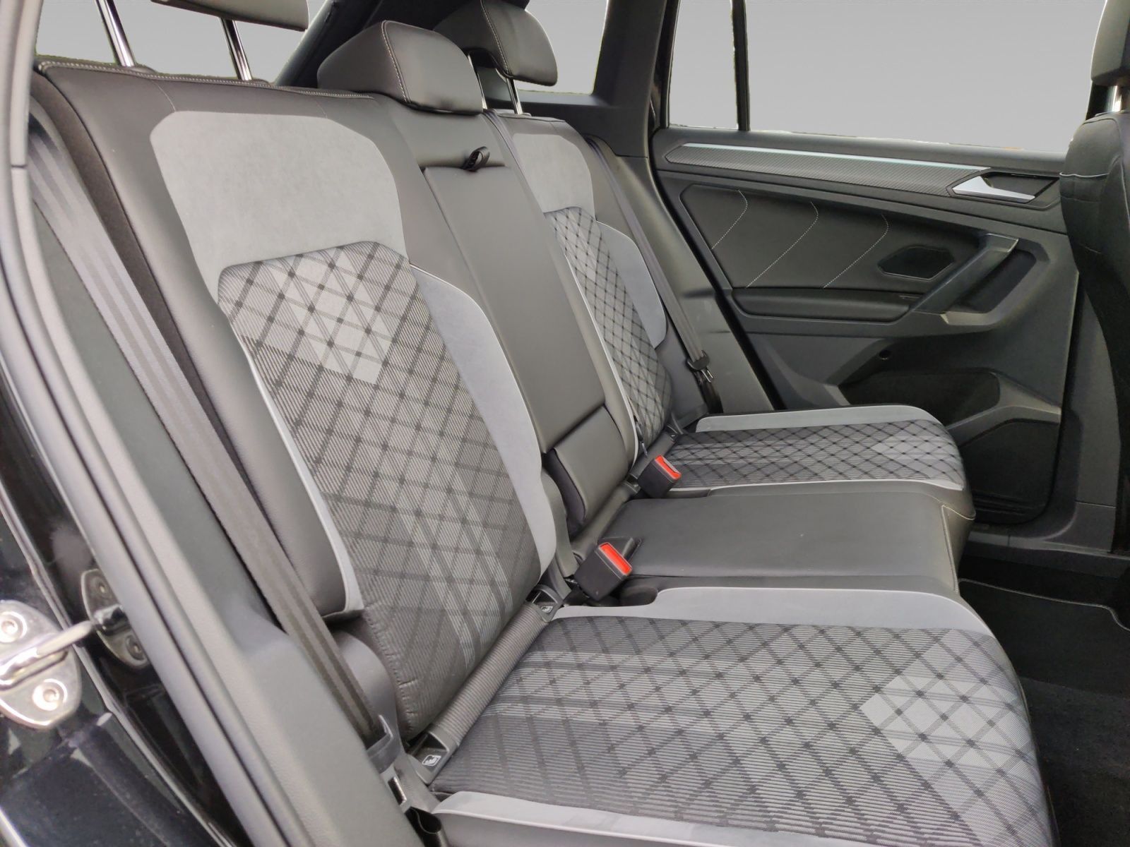 Volkswagen Tiguan 2.0 TDI R-Line Matrix Pano Harman 20" foto 14