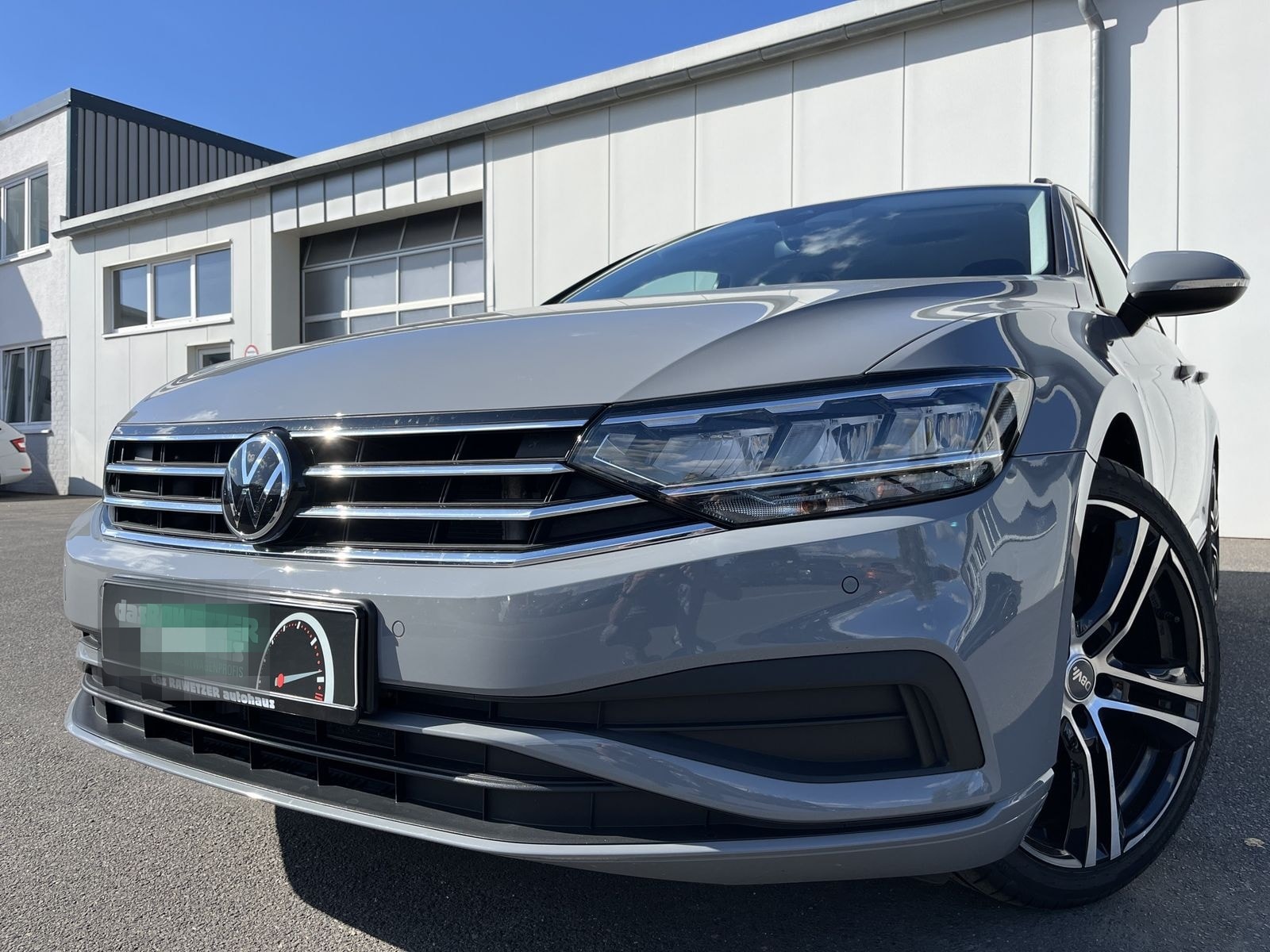Volkswagen Passat Variant 1.5 TSI R-Line Optik 135€ m.20% A foto 1