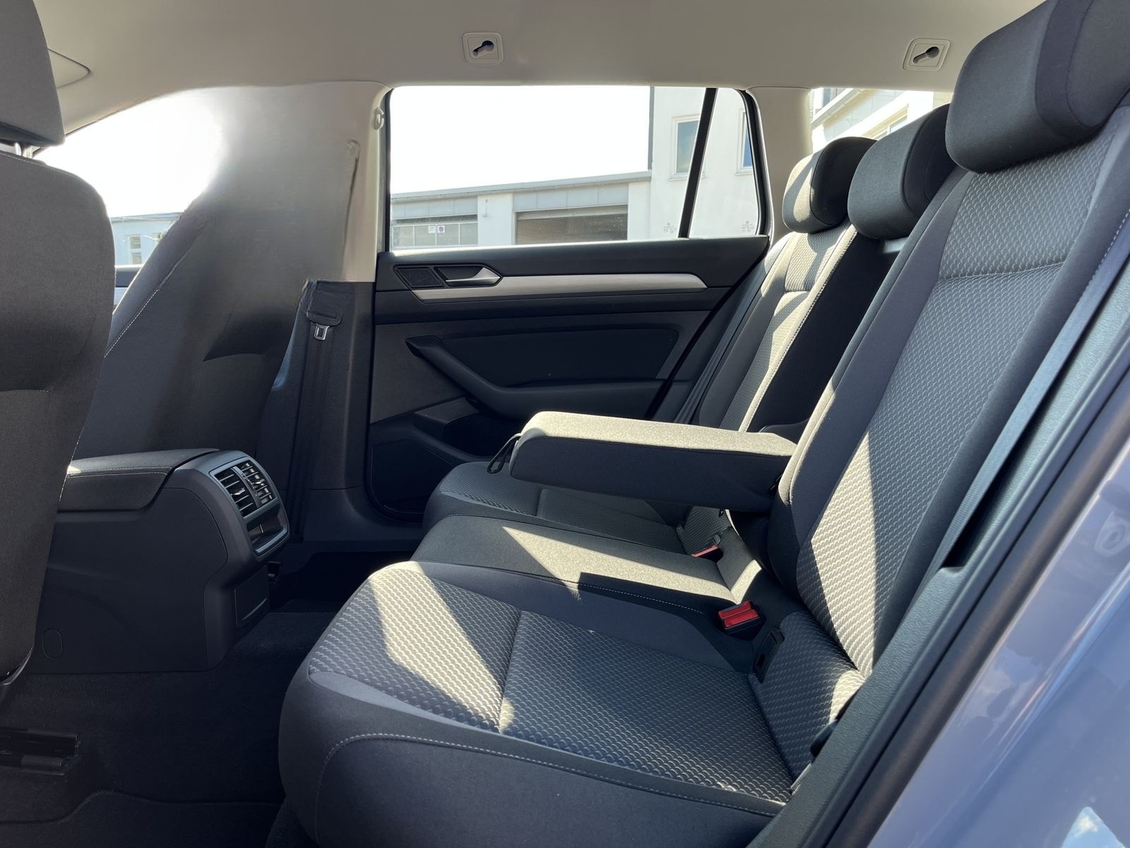 Volkswagen Passat Variant 1.5 TSI R-Line Optik 135€ m.20% A foto 15