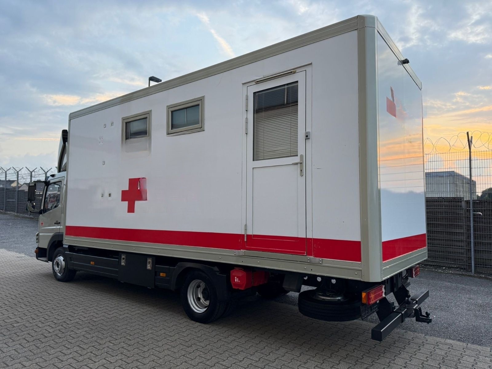 Mercedes-Benz Atego 816 *WOHNMOBIL*RÖNTGENMOBIL*CAMPER*UNIKAT* foto 5