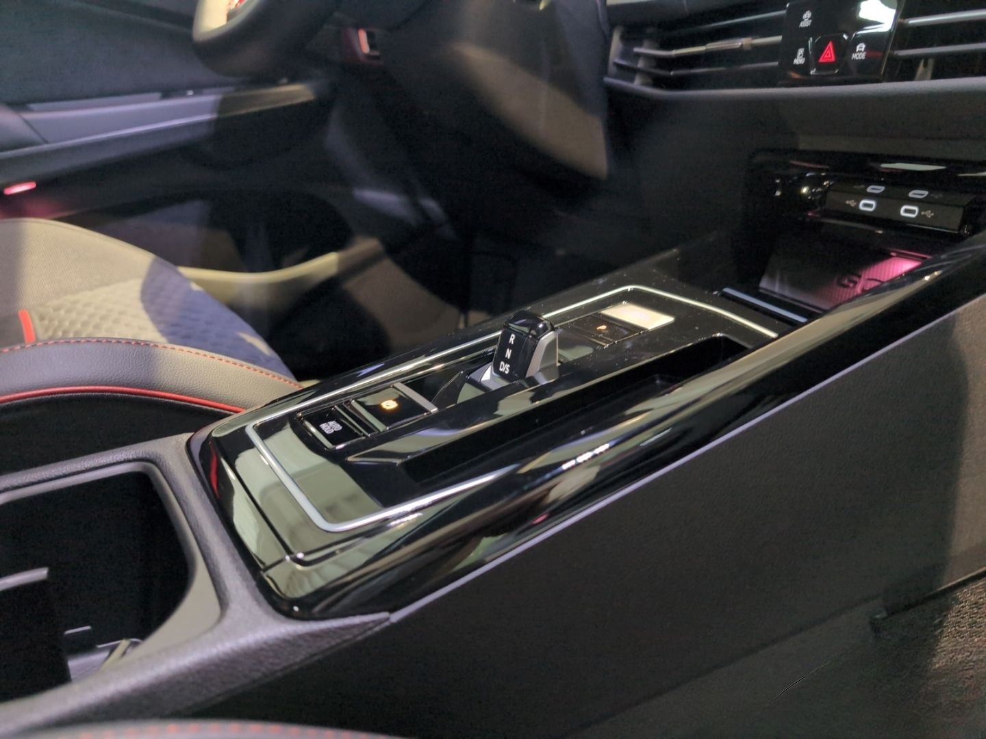 Volkswagen Golf GTI VIII 2,0 TSI DSG Clubsport Black Style  foto 9