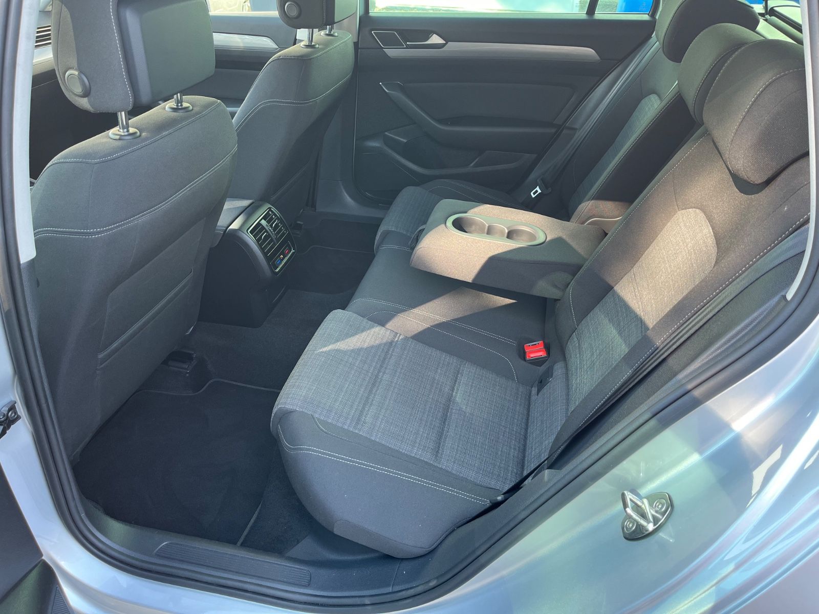 Volkswagen Passat Variant Business 1.5 TSI Navi App AHK ACC foto 5