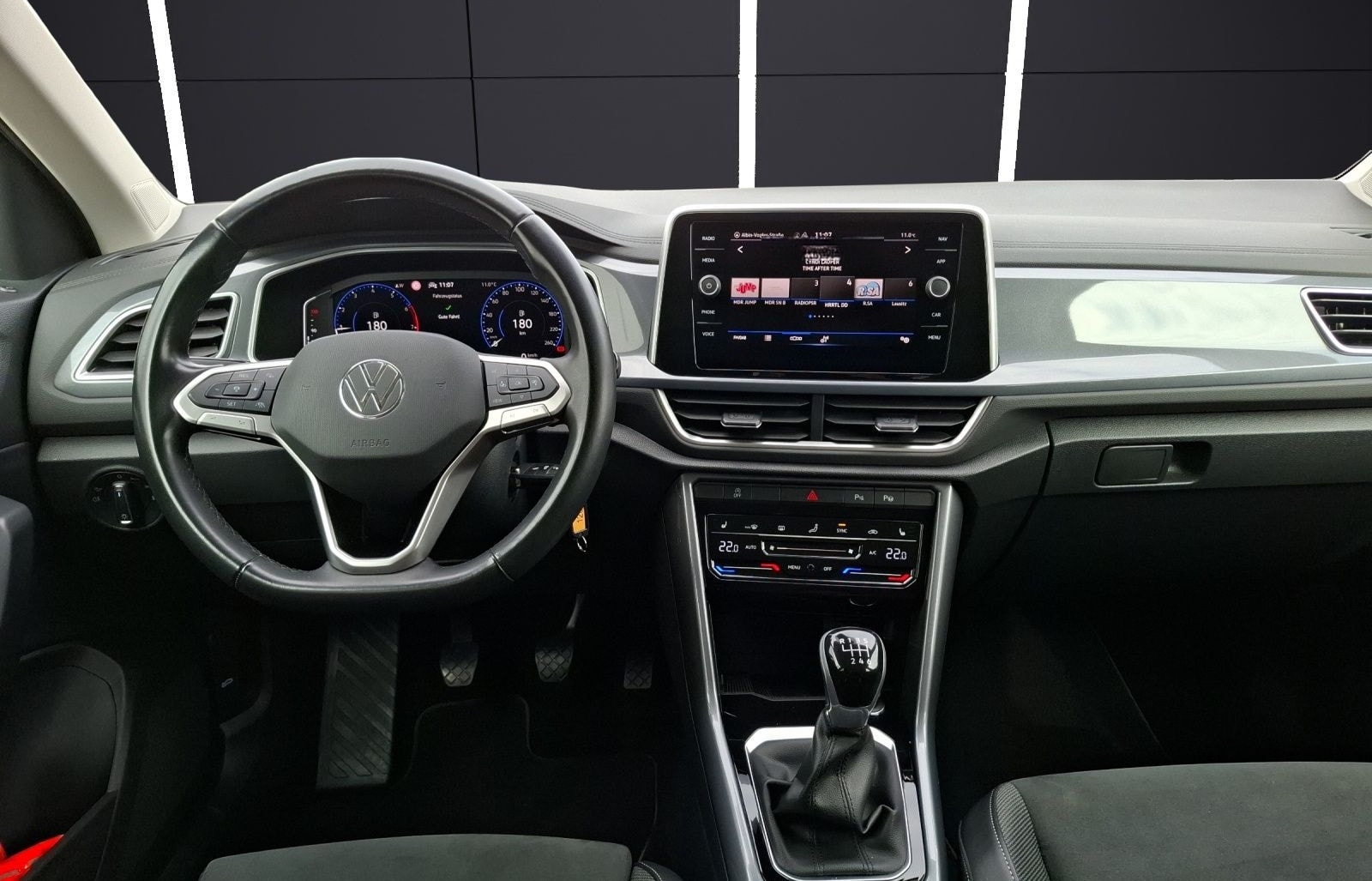 Volkswagen T-Roc TSI Style LED AHK Navi AID ACC RFK SH 18" foto 14