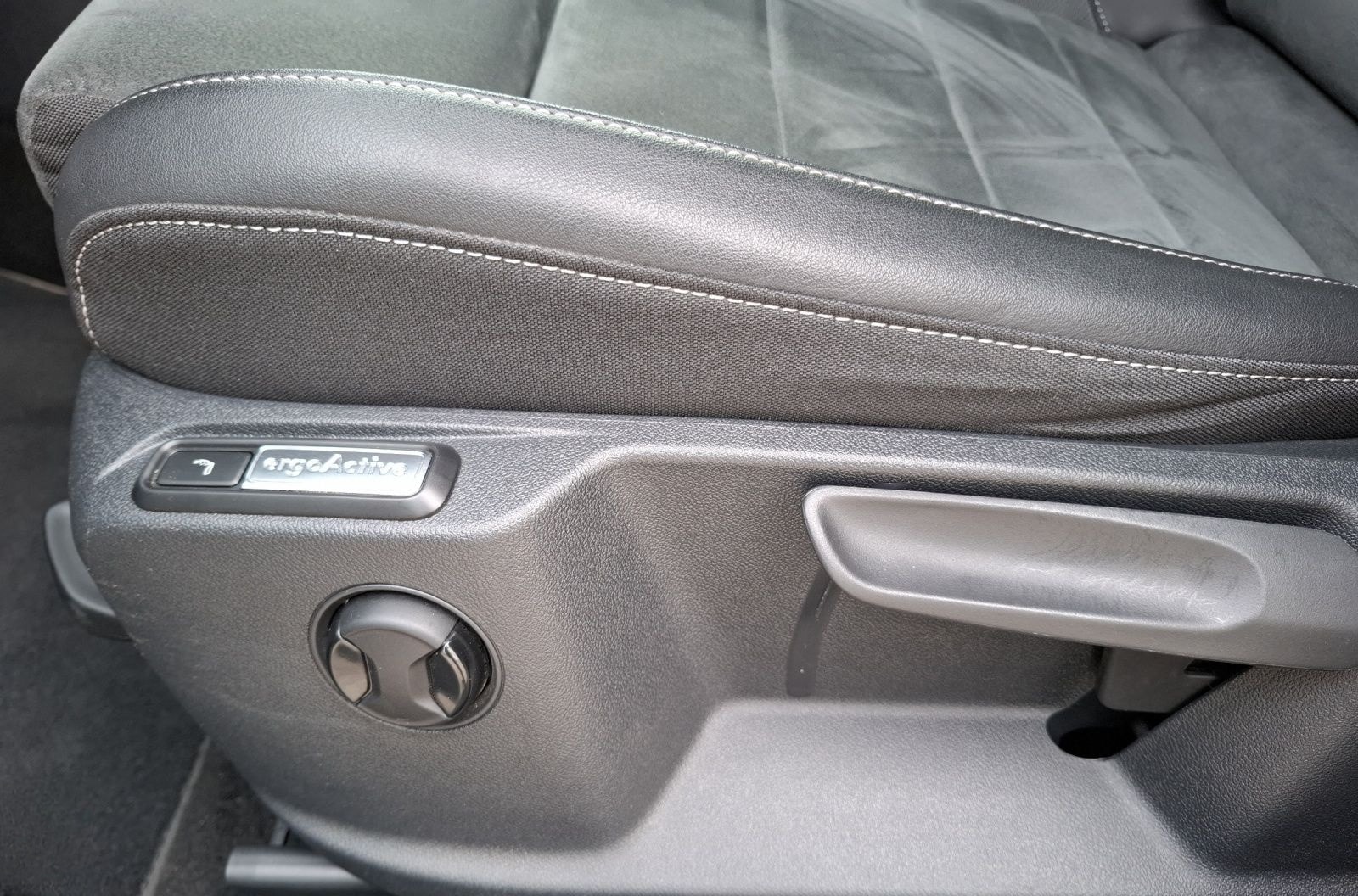 Volkswagen T-Roc TSI Style LED AHK Navi AID ACC RFK SH 18" foto 22