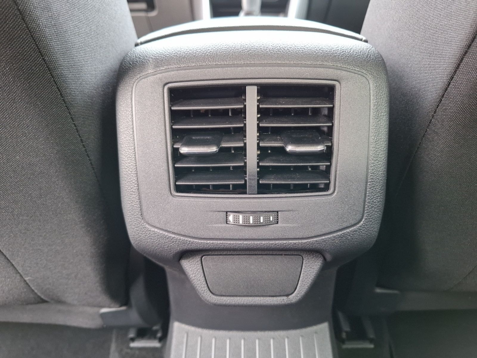 Volkswagen T-Roc TSI Style LED AHK Navi AID ACC RFK SH 18" foto 23