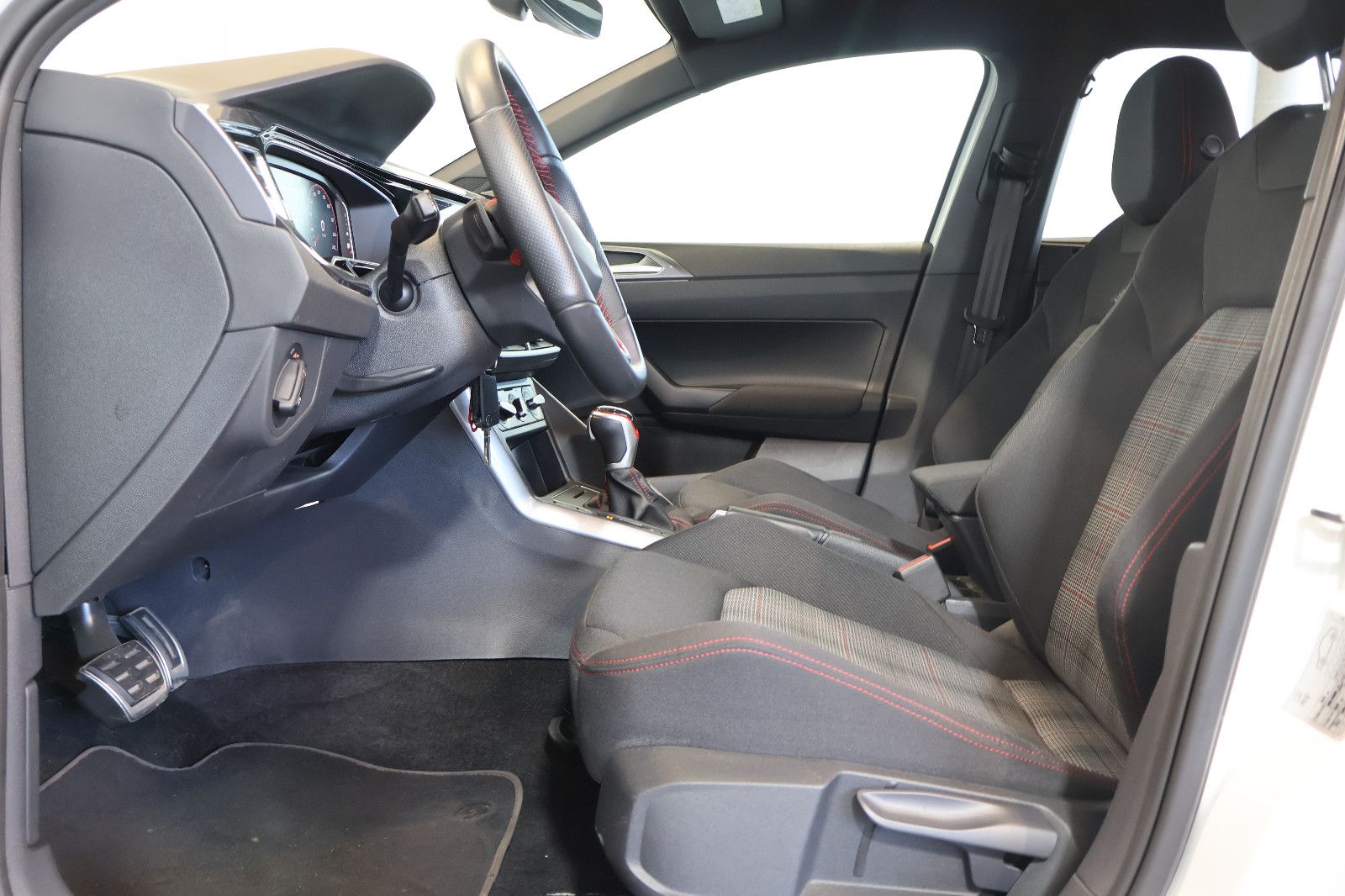 Volkswagen Polo VI 2.0 GTI MATRIX+AID+ACC+KAM+CARPLAY+18" foto 11