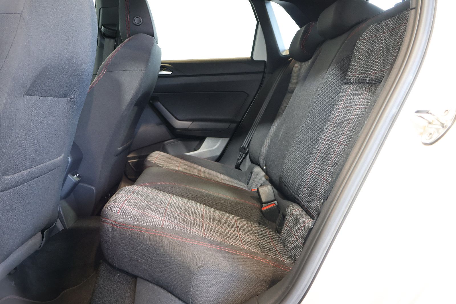 Volkswagen Polo VI 2.0 GTI MATRIX+AID+ACC+KAM+CARPLAY+18" foto 15