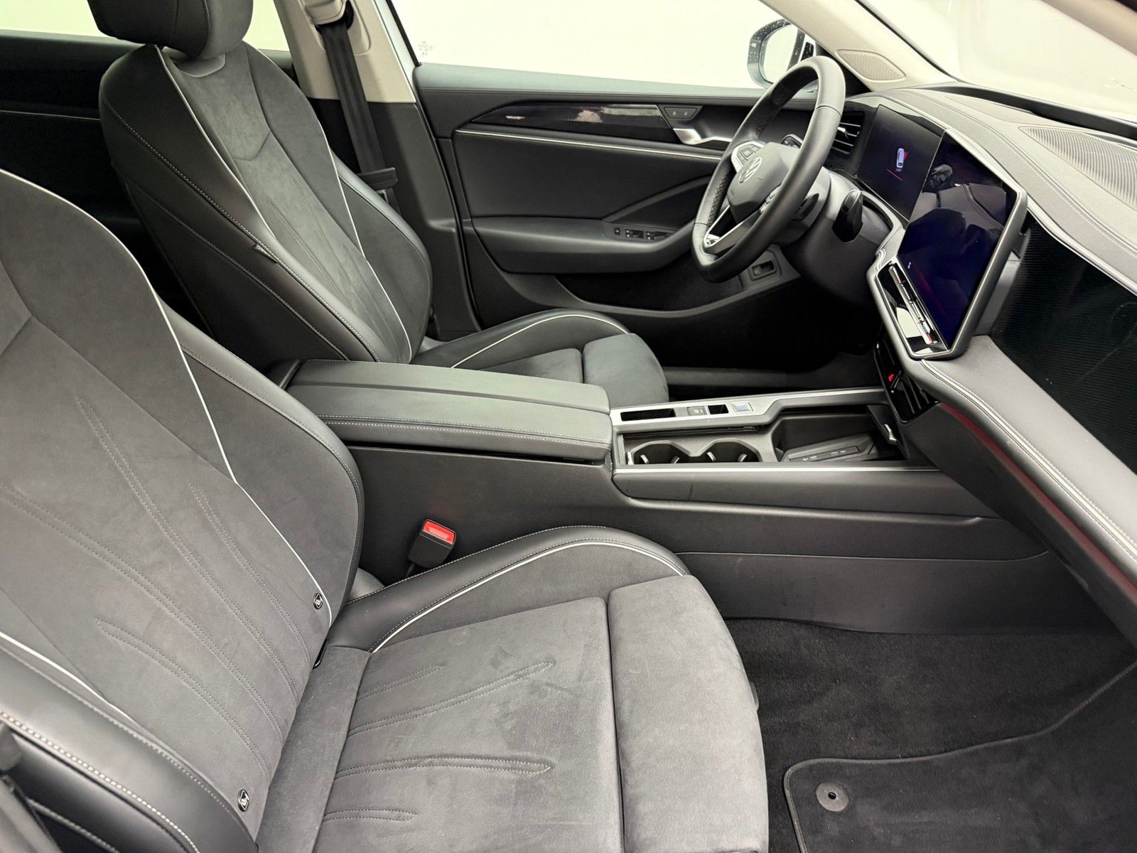 Volkswagen Passat Variant PA 1.5 eHybrid Business HeadAHK foto 3