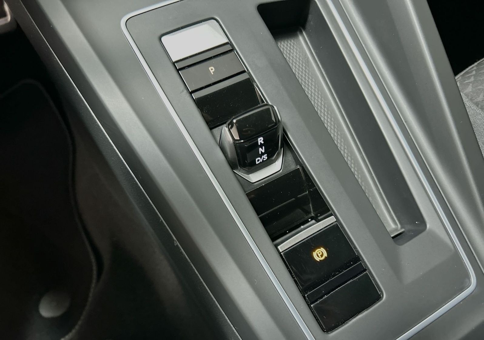 Volkswagen Golf VIII Lim. 1.5 eTSI DSG Active LED RFK Sitzh foto 19