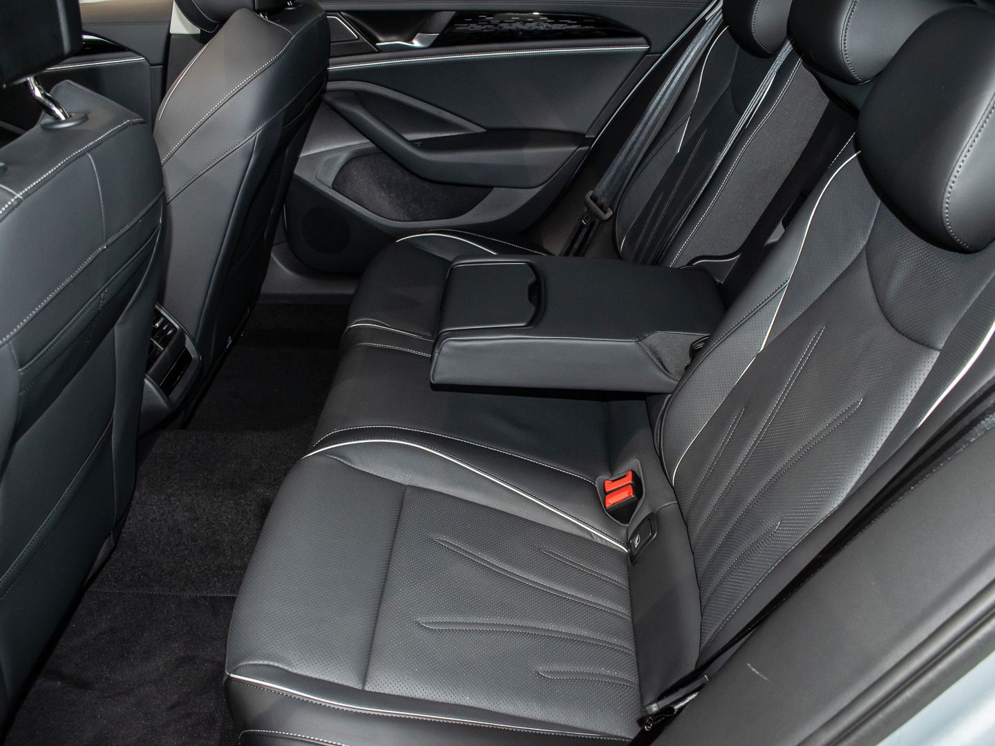 Volkswagen Passat Business 1.5 l eTSI OPF DSG NAVI/PANO foto 15