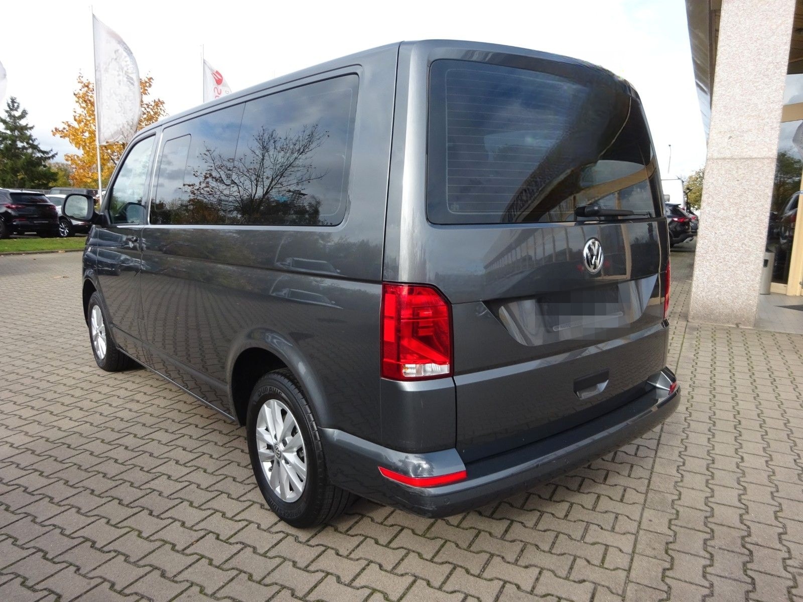 Volkswagen T6.1 Multivan 150PS DSG KR Navi Tempomat 7-Sitze foto 4