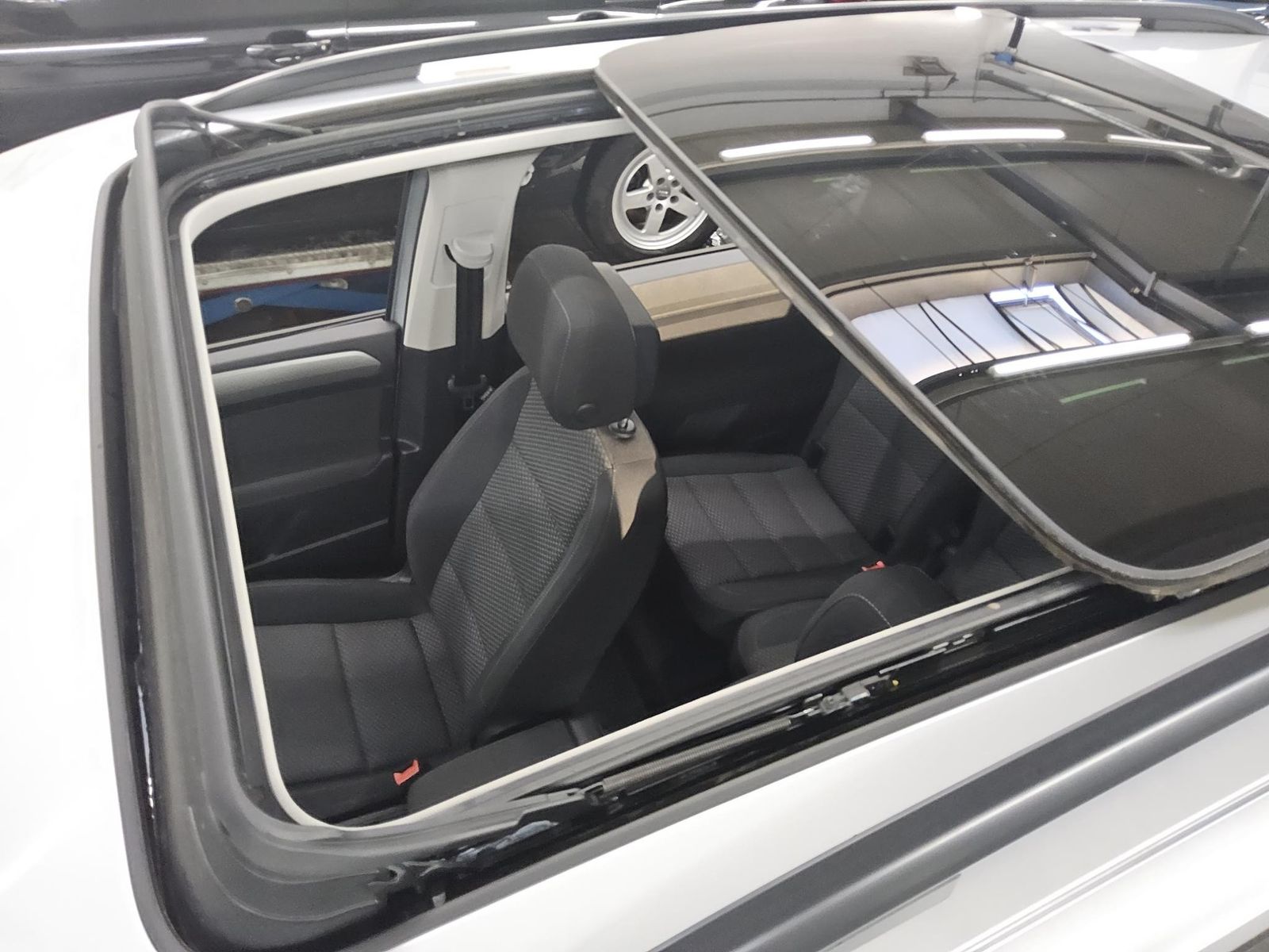 Volkswagen Touran 2.0 TDI Comf. Navi Pano RFK PDC Shz foto 12