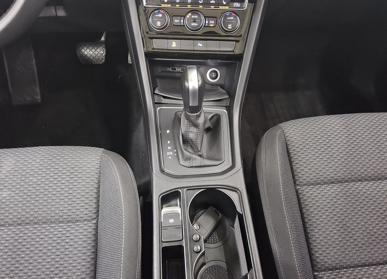 Volkswagen Touran 2.0 TDI Comf. Navi Pano RFK PDC Shz foto 6