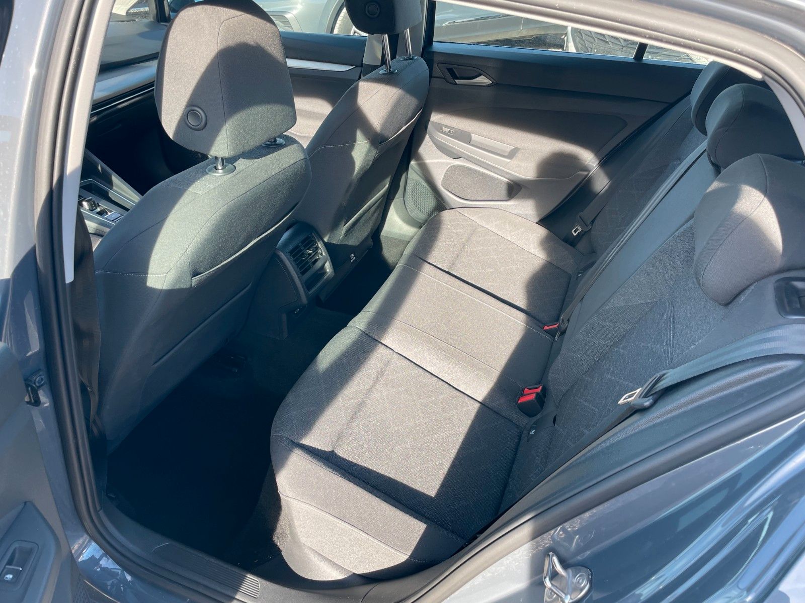 Volkswagen Golf VIII Lim. 1.5 eTSI LED PDC Ambiente foto 12