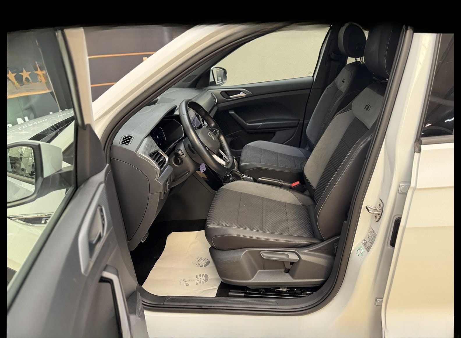 Volkswagen T-Cross R-Line 1.0 TSI DSG Teilleder/18/Navi/LED foto 13