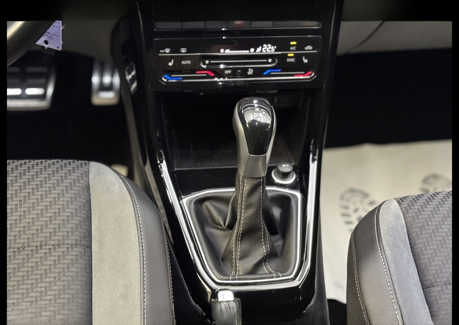 Volkswagen T-Cross R-Line 1.0 TSI DSG Teilleder/18/Navi/LED foto 18