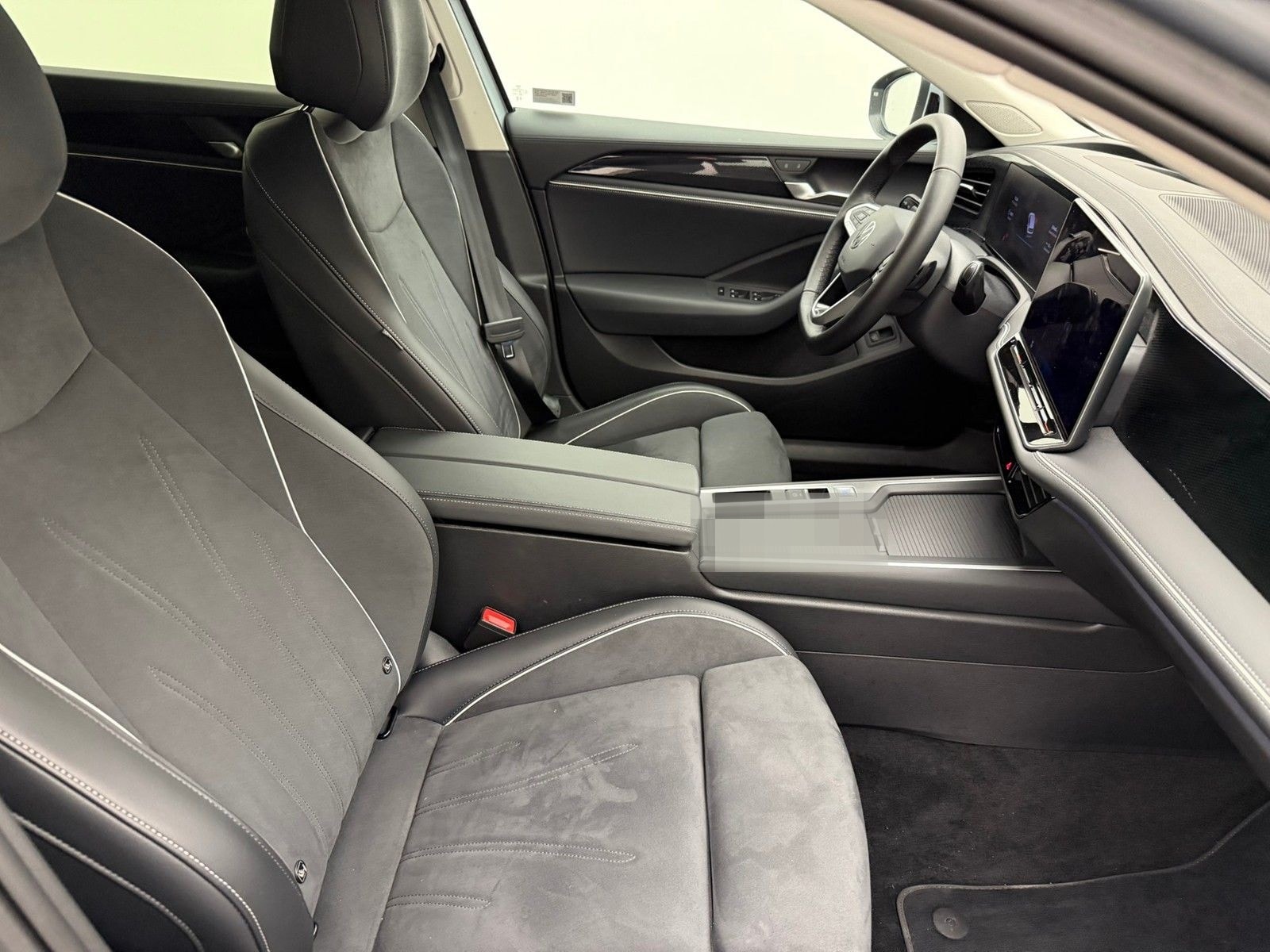 Volkswagen Passat Variant PA 1.5 eHybrid Business HeadAHK foto 3