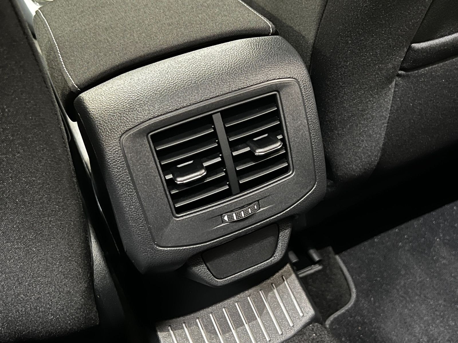 Volkswagen T-Roc 1.5 TSI Active Navi ACC LED SZH 17 Zoll foto 23